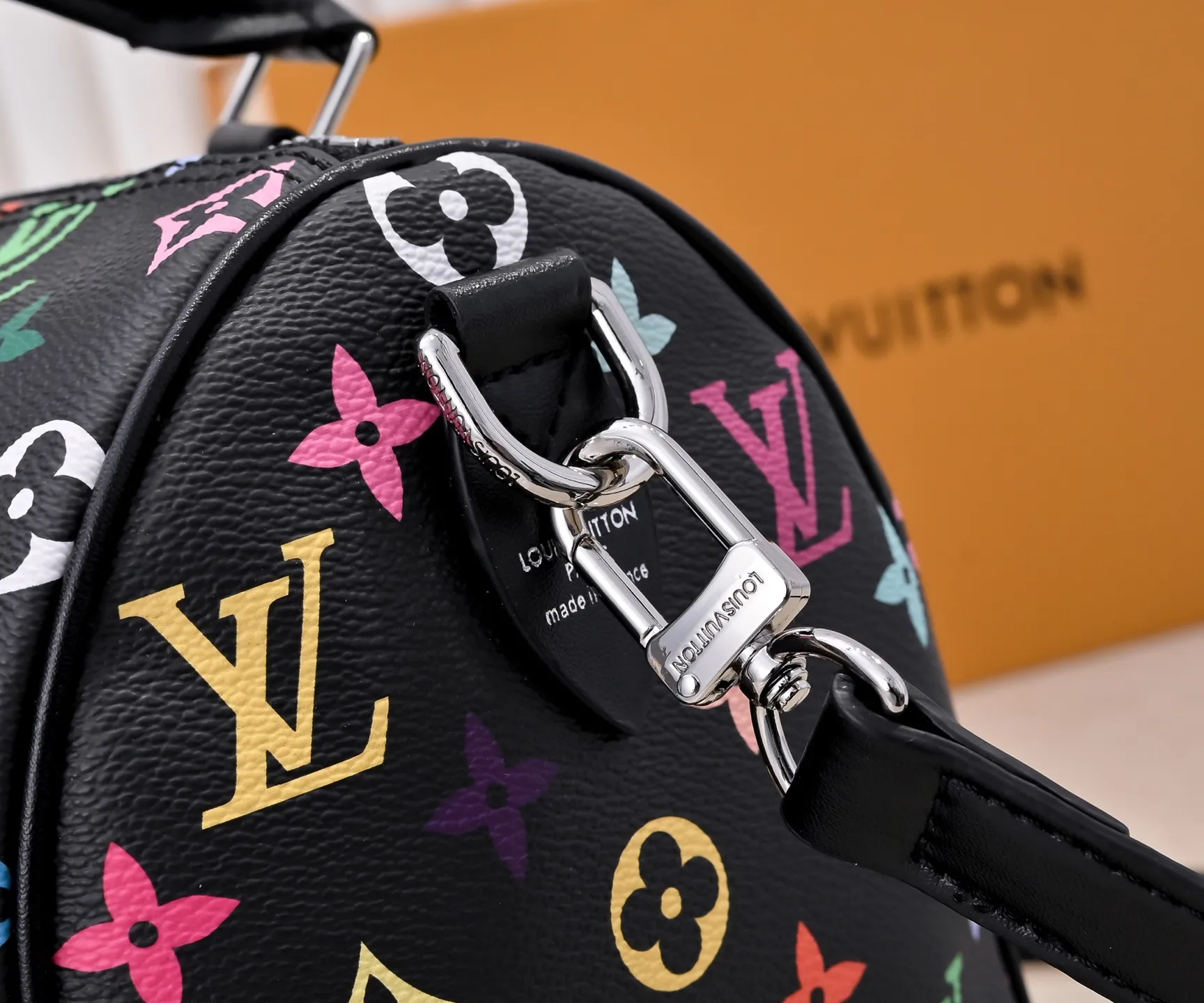 Batch 💰320 Guangzhou Product No.: M13085 40390 This Speedy Bandoulière 25 handbag uses the classic Monogram pattern to render the bright colors of Japanese artist Takashi Murakami. Together with the bow-shaped key bag, it highlights the smart style of the Louis Vuitton x Murakami collaboration series. The Toron handle and detachable and adjustable shoulder strap are fashioned from cow leather, and the dazzling padlock and corners reference the brand's luggage elements. 25 cm