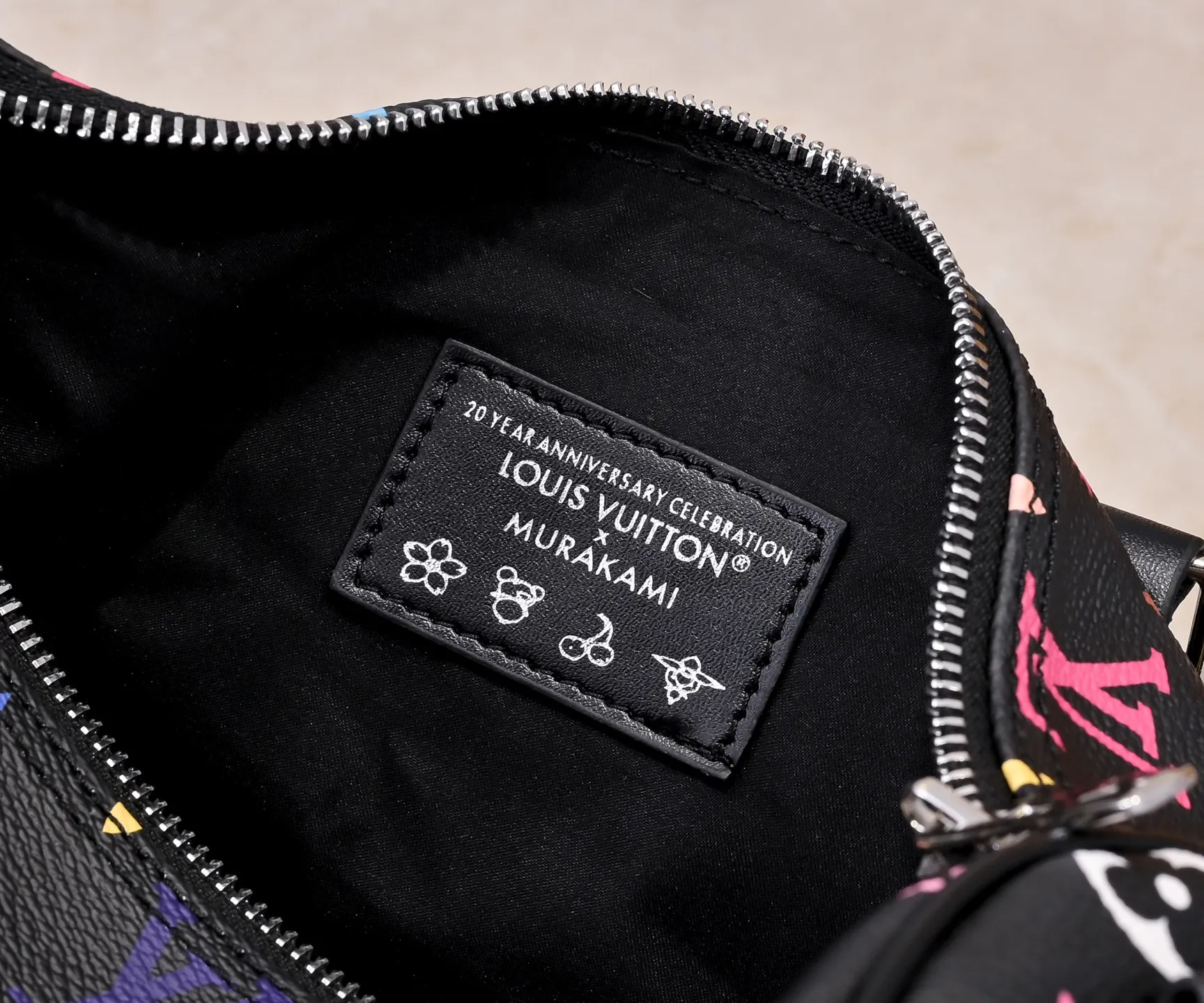 Batch 💰320 Guangzhou Product No.: M13085 40390 This Speedy Bandoulière 25 handbag uses the classic Monogram pattern to render the bright colors of Japanese artist Takashi Murakami. Together with the bow-shaped key bag, it highlights the smart style of the Louis Vuitton x Murakami collaboration series. The Toron handle and detachable and adjustable shoulder strap are fashioned from cow leather, and the dazzling padlock and corners reference the brand's luggage elements. 25 cm