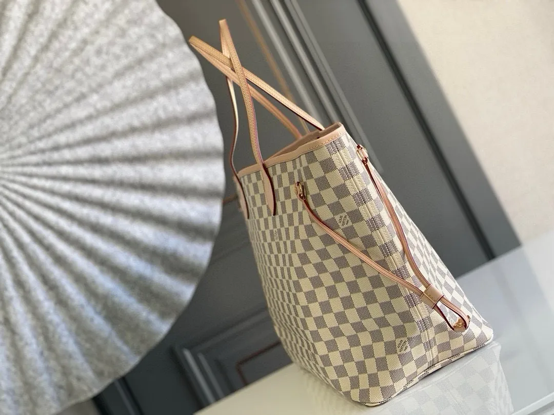 💰800 (large steel nails) top original order N41360NEVERFULL large handbag The legendary Neverfull handbag: always able to meet your various needs for handbags. It has a large capacity but is not bulky. It is stiff and soft to the touch, making it suitable for home and travel. Tighten the side ties and it instantly transforms into a stylish urban handbag. Loosen the straps and it transforms into a chic and practical handbag. The slender leather handle can be carried over the shoulder or between the arms. The model shown here is made of Damier Azur canvas.  39 cm