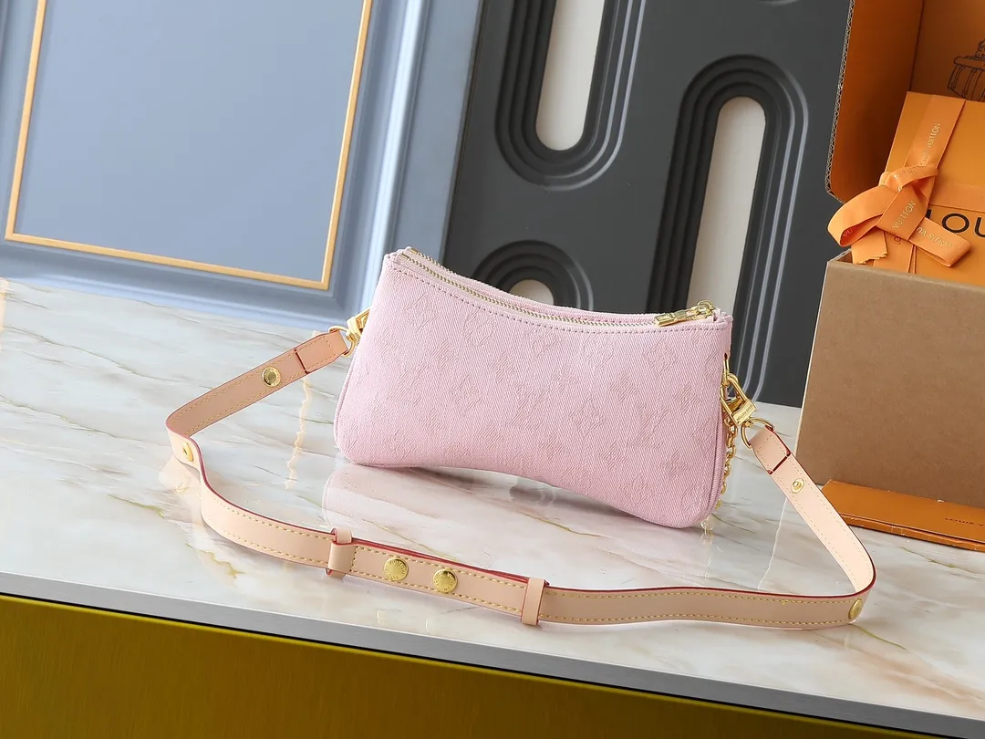 💰220💰Upgraded from original M14159 M83008 This Liv Pochette handbag is made of elegant Monogram Denim fabric to create a retro style, showing new season ingenuity, and can be carried comfortably under the arm. The dazzling chain and adjustable shoulder strap are detachable, allowing for a variety of styling possibilities, and the logo nameplate proves the brand's exquisite craftsmanship. Dimensions: 24.5 x 13.5 x 6.5 cm (length x height x width)