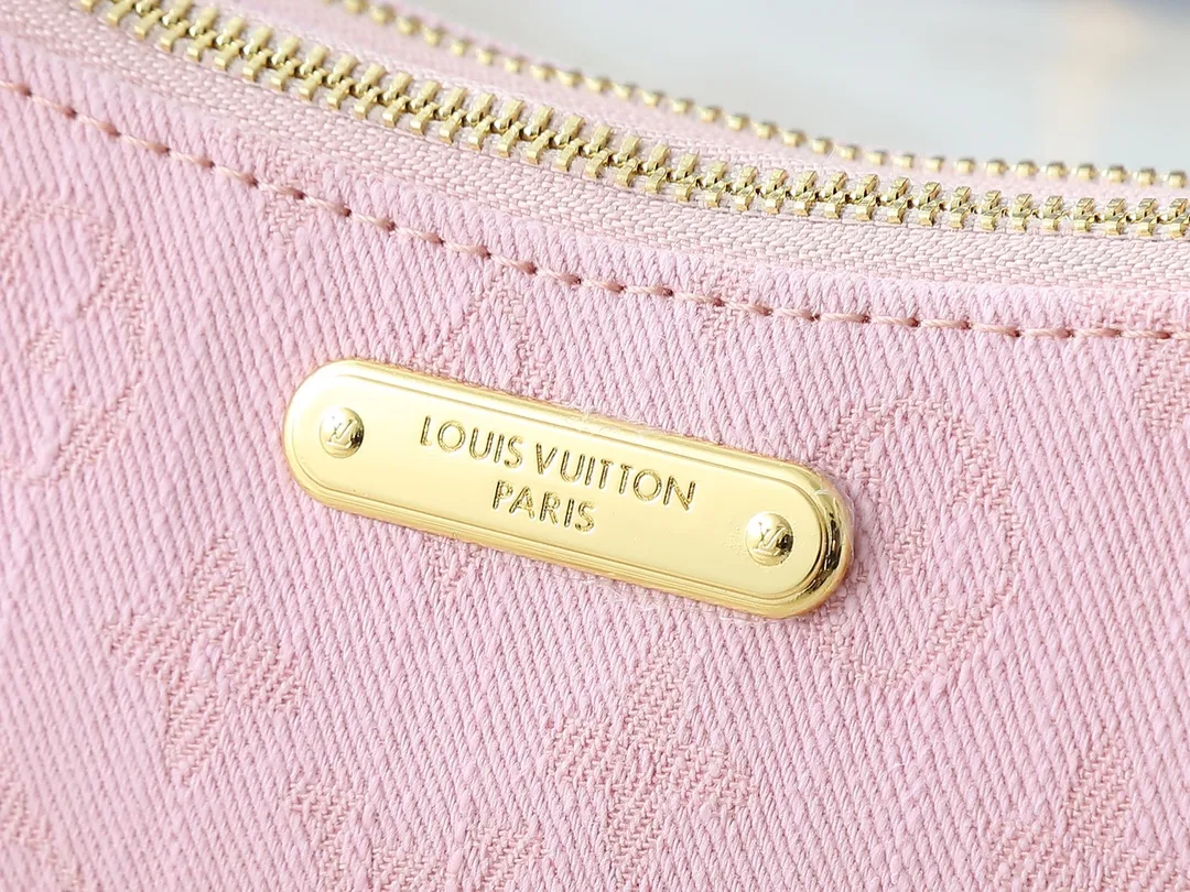 💰220💰Upgraded from original M14159 M83008 This Liv Pochette handbag is made of elegant Monogram Denim fabric to create a retro style, showing new season ingenuity, and can be carried comfortably under the arm. The dazzling chain and adjustable shoulder strap are detachable, allowing for a variety of styling possibilities, and the logo nameplate proves the brand's exquisite craftsmanship. Dimensions: 24.5 x 13.5 x 6.5 cm (length x height x width)