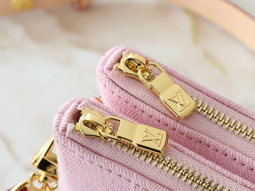 💰220💰Upgraded from original M14159 M83008 This Liv Pochette handbag is made of elegant Monogram Denim fabric to create a retro style, showing new season ingenuity, and can be carried comfortably under the arm. The dazzling chain and adjustable shoulder strap are detachable, allowing for a variety of styling possibilities, and the logo nameplate proves the brand's exquisite craftsmanship. Dimensions: 24.5 x 13.5 x 6.5 cm (length x height x width)