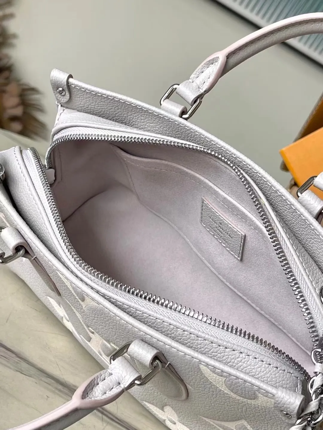 💰1060 (top-grain leather) top original order M14213 This OnTheGo East West handbag is from the LVMilky Way series. The iconic Monogram Empreinte leather is dyed with seasonal colors, complementing the shiny metal parts and detachable braided chain. The inner and outer compartments can store daily necessities in an orderly manner. The compact structure is easy to carry in a variety of ways. Dimensions: 25 × 13 × 10 cm