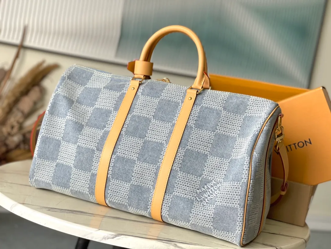 💰1380 Top original order M40739 This Keepal Bandouliere 50 travel bag is made of Damier Denim3D cotton canvas to release the summer atmosphere. The cotton fabric is expertly cut, bleached, dyed, washed and micro-miniatured to create a faded and three-dimensional effect, and the zipper pulls are embellished with sparkling beads. Dimensions: 50 × 29 × 23 cm
