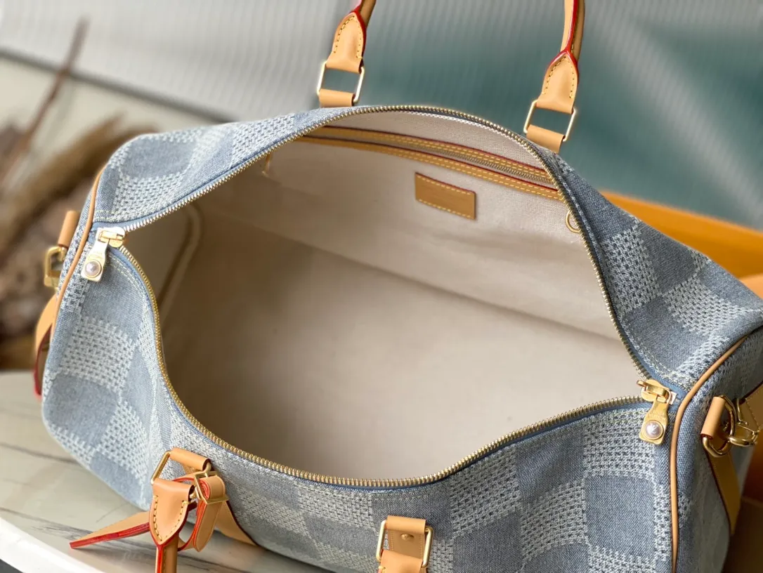 💰1380 Top original order M40739 This Keepal Bandouliere 50 travel bag is made of Damier Denim3D cotton canvas to release the summer atmosphere. The cotton fabric is expertly cut, bleached, dyed, washed and micro-miniatured to create a faded and three-dimensional effect, and the zipper pulls are embellished with sparkling beads. Dimensions: 50 × 29 × 23 cm