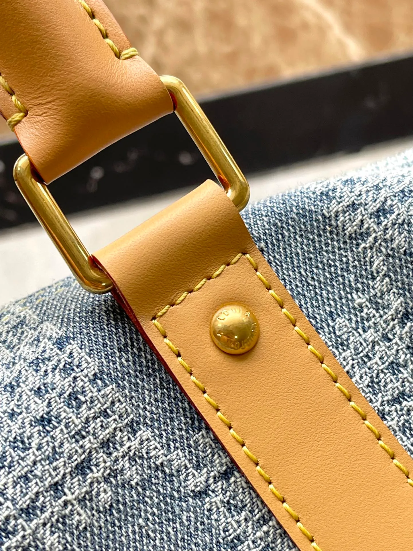 💰1380 Top original order M40739 This Keepal Bandouliere 50 travel bag is made of Damier Denim3D cotton canvas to release the summer atmosphere. The cotton fabric is expertly cut, bleached, dyed, washed and micro-miniatured to create a faded and three-dimensional effect, and the zipper pulls are embellished with sparkling beads. Dimensions: 50 × 29 × 23 cm