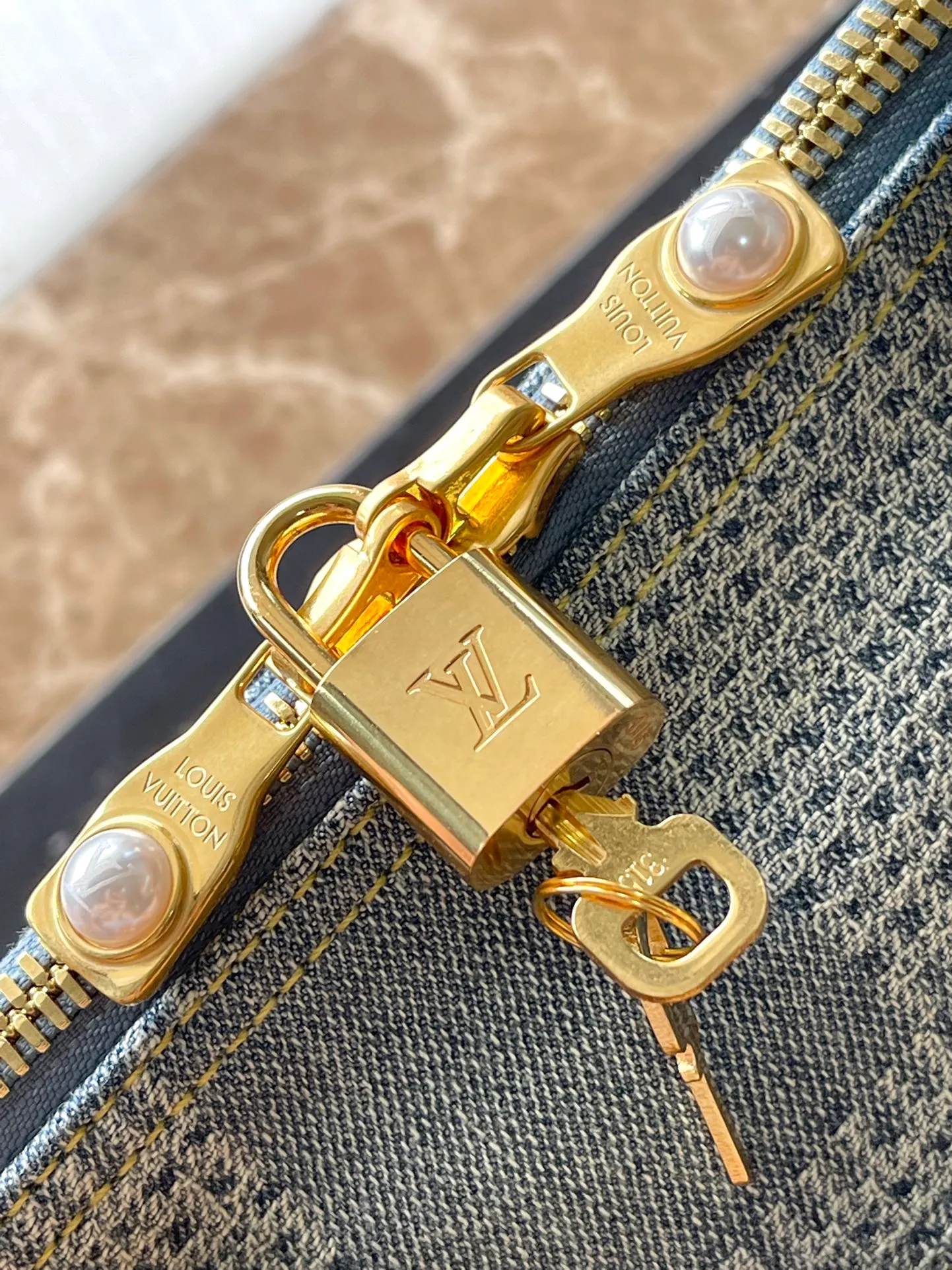 💰1380 Top original order M40739 This Keepal Bandouliere 50 travel bag is made of Damier Denim3D cotton canvas to release the summer atmosphere. The cotton fabric is expertly cut, bleached, dyed, washed and micro-miniatured to create a faded and three-dimensional effect, and the zipper pulls are embellished with sparkling beads. Dimensions: 50 × 29 × 23 cm