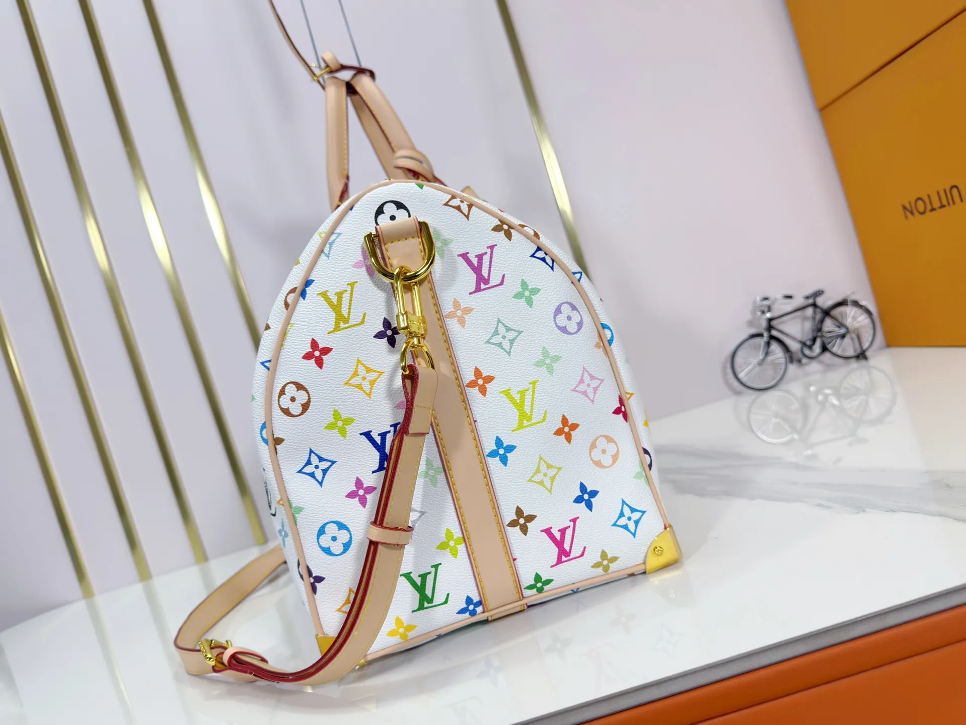 P440 Upgraded original M13742 KEEALL BANDOULIÈRE 45 travel bag 2021-22 autumn and winter show reveals the new charm of the Everyday capsule series Keeall Bandouliere 45 travel bag. Vintage Monogram coated canvas depicts the Monogram pattern with subtle irregular lines, evoking the traditional stamping process. New! The design of the logo is inspired by the chain’s signature elements. size: 45 x 27 x 20