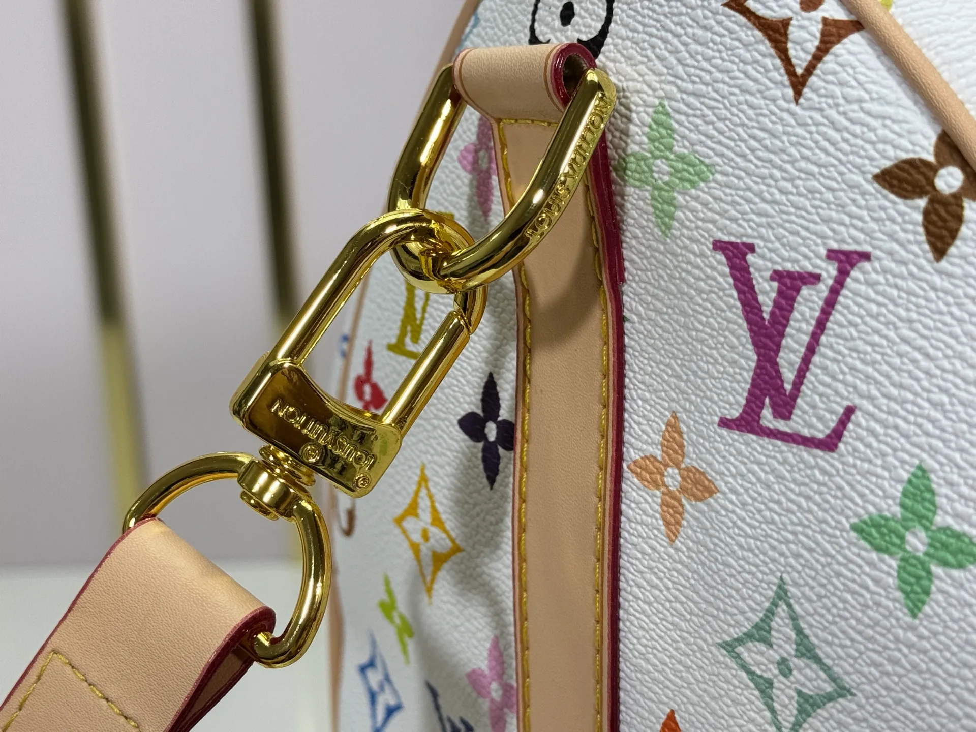 P440 Upgraded original M13742 KEEALL BANDOULIÈRE 45 travel bag 2021-22 autumn and winter show reveals the new charm of the Everyday capsule series Keeall Bandouliere 45 travel bag. Vintage Monogram coated canvas depicts the Monogram pattern with subtle irregular lines, evoking the traditional stamping process. New! The design of the logo is inspired by the chain’s signature elements. size: 45 x 27 x 20