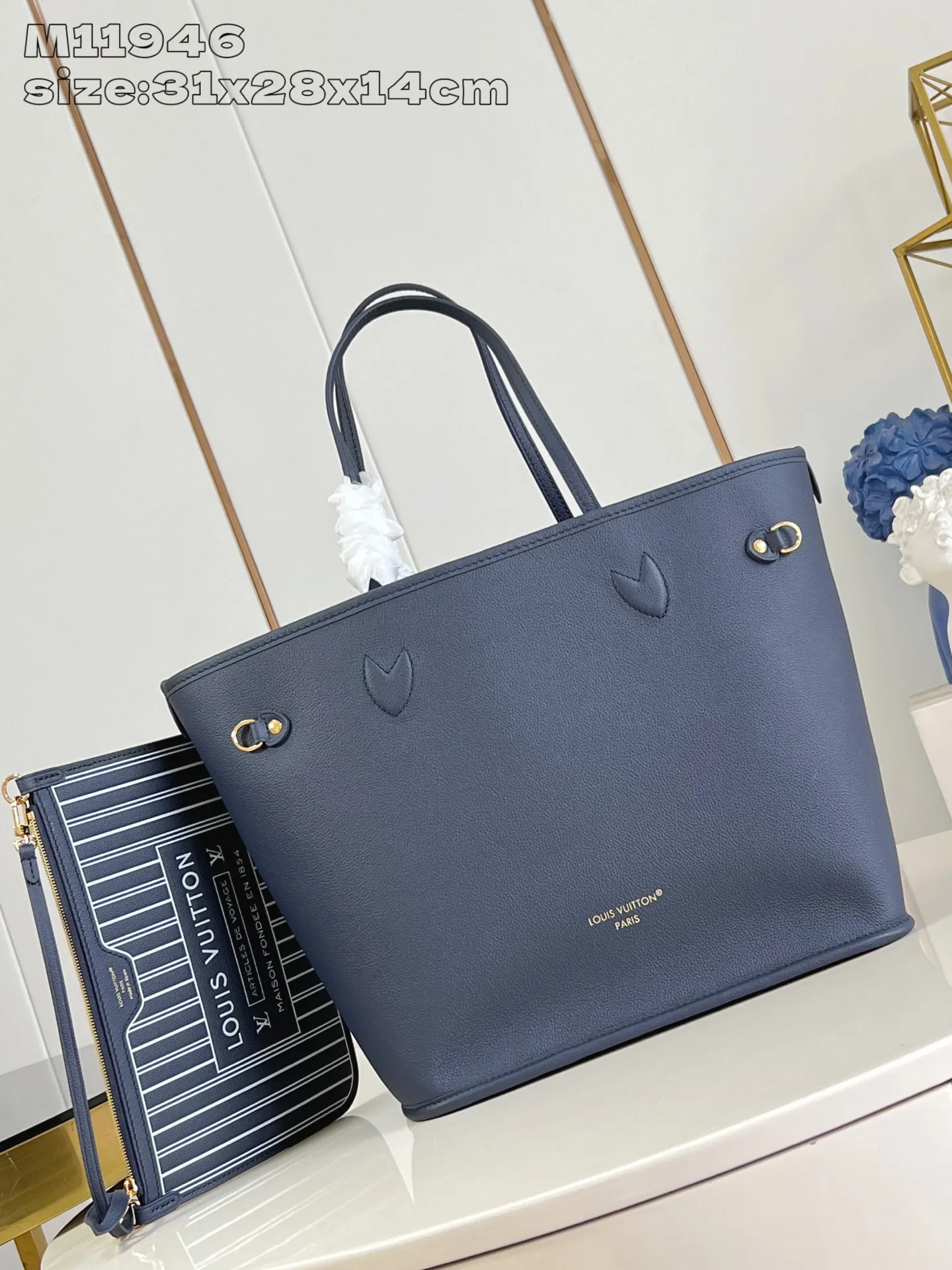 💰1020 (top layer leather) top original individual real shot M11946 dark blue】M14994 This iconic Neverfull MM handbag has been reinterpreted with a double-sided design this season, making it more flexible and versatile. One side of the handbag is made of the brand's classic Monogram canvas, and the other side is made of fine leather. It is equipped with an original-design detachable zipper storage bag that can properly store small items. The body of the bag is embellished with sleek golden metal parts to complete the look. 31 x 28 x 14 cm (length x height x width)
