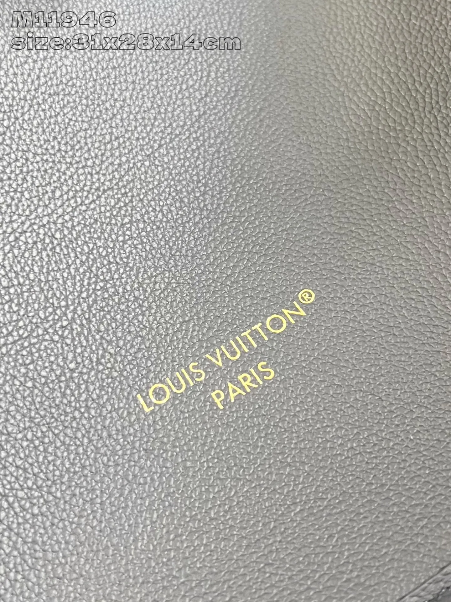 💰1020 (top layer leather) top original individual real shot M11946 dark blue】M14994 This iconic Neverfull MM handbag has been reinterpreted with a double-sided design this season, making it more flexible and versatile. One side of the handbag is made of the brand's classic Monogram canvas, and the other side is made of fine leather. It is equipped with an original-design detachable zipper storage bag that can properly store small items. The body of the bag is embellished with sleek golden metal parts to complete the look. 31 x 28 x 14 cm (length x height x width)