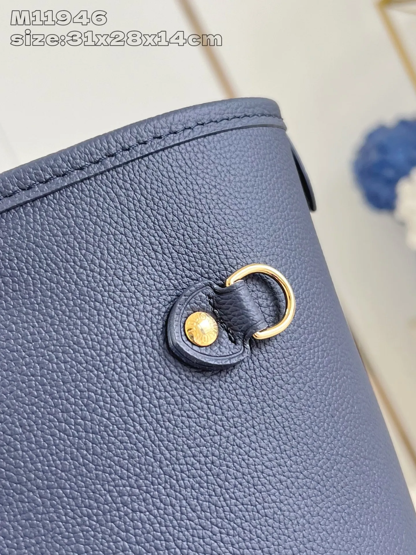 💰1020 (top layer leather) top original individual real shot M11946 dark blue】M14994 This iconic Neverfull MM handbag has been reinterpreted with a double-sided design this season, making it more flexible and versatile. One side of the handbag is made of the brand's classic Monogram canvas, and the other side is made of fine leather. It is equipped with an original-design detachable zipper storage bag that can properly store small items. The body of the bag is embellished with sleek golden metal parts to complete the look. 31 x 28 x 14 cm (length x height x width)