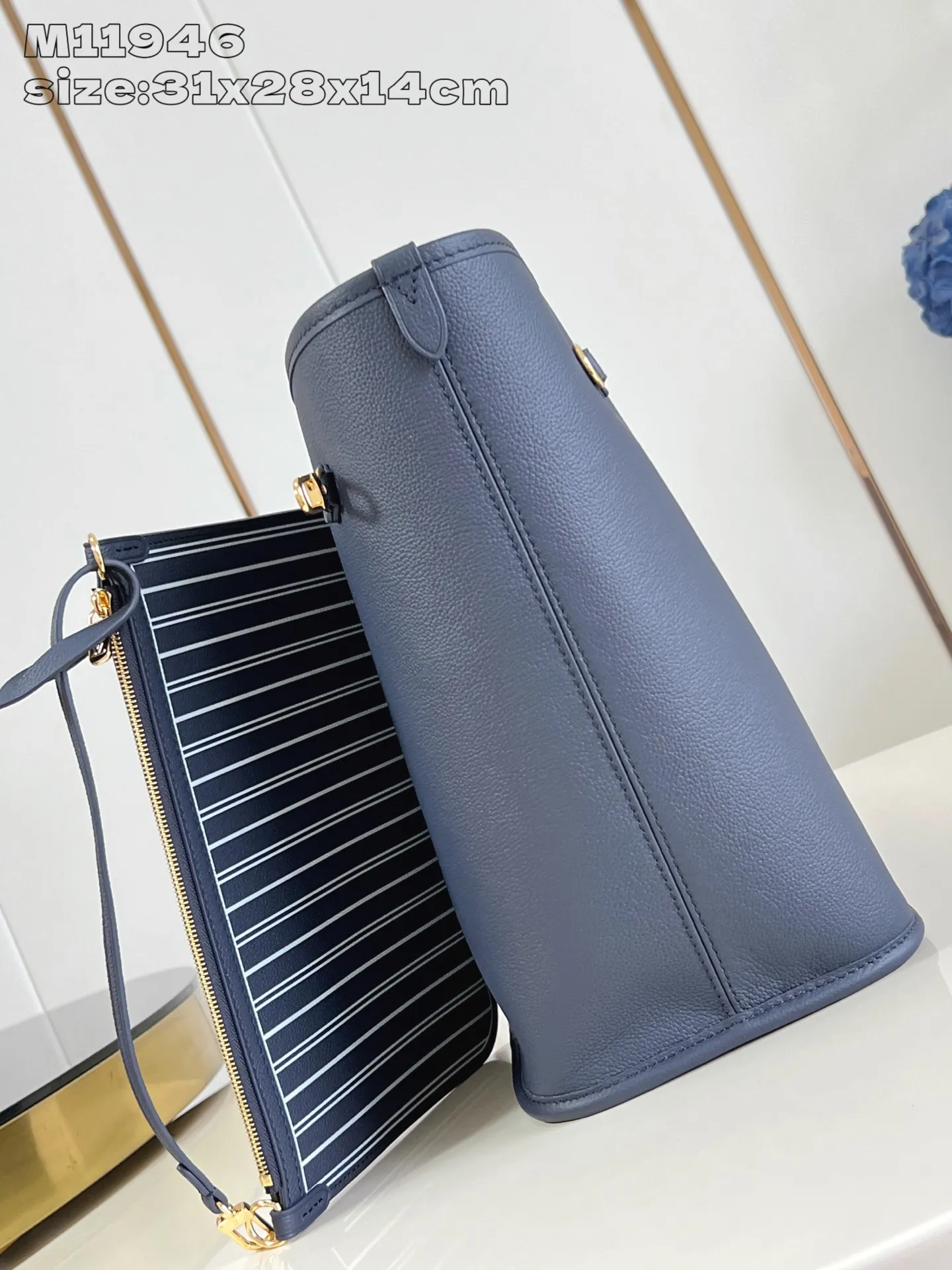💰1020 (top layer leather) top original individual real shot M11946 dark blue】M14994 This iconic Neverfull MM handbag has been reinterpreted with a double-sided design this season, making it more flexible and versatile. One side of the handbag is made of the brand's classic Monogram canvas, and the other side is made of fine leather. It is equipped with an original-design detachable zipper storage bag that can properly store small items. The body of the bag is embellished with sleek golden metal parts to complete the look. 31 x 28 x 14 cm (length x height x width)