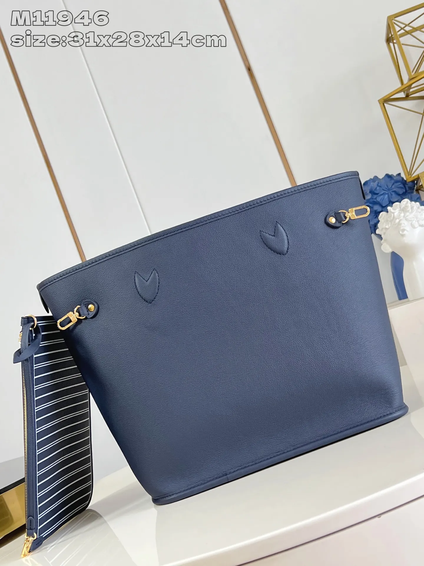 💰1020 (top layer leather) top original individual real shot M11946 dark blue】M14994 This iconic Neverfull MM handbag has been reinterpreted with a double-sided design this season, making it more flexible and versatile. One side of the handbag is made of the brand's classic Monogram canvas, and the other side is made of fine leather. It is equipped with an original-design detachable zipper storage bag that can properly store small items. The body of the bag is embellished with sleek golden metal parts to complete the look. 31 x 28 x 14 cm (length x height x width)
