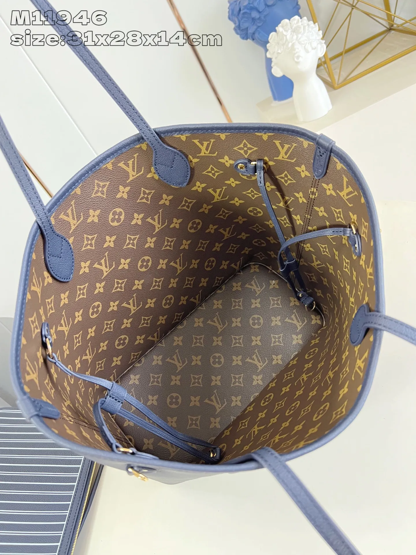 💰1020 (top layer leather) top original individual real shot M11946 dark blue】M14994 This iconic Neverfull MM handbag has been reinterpreted with a double-sided design this season, making it more flexible and versatile. One side of the handbag is made of the brand's classic Monogram canvas, and the other side is made of fine leather. It is equipped with an original-design detachable zipper storage bag that can properly store small items. The body of the bag is embellished with sleek golden metal parts to complete the look. 31 x 28 x 14 cm (length x height x width)