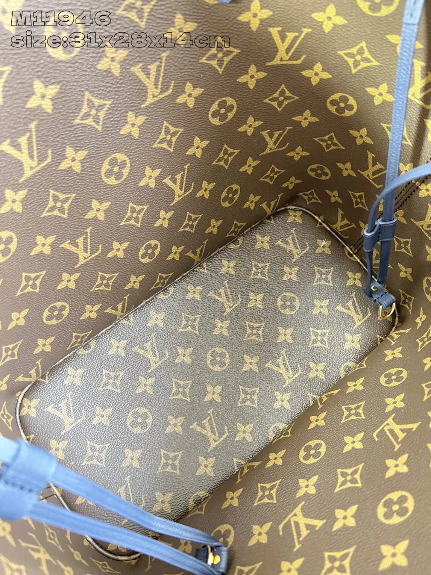 💰1020 (top layer leather) top original individual real shot M11946 dark blue】M14994 This iconic Neverfull MM handbag has been reinterpreted with a double-sided design this season, making it more flexible and versatile. One side of the handbag is made of the brand's classic Monogram canvas, and the other side is made of fine leather. It is equipped with an original-design detachable zipper storage bag that can properly store small items. The body of the bag is embellished with sleek golden metal parts to complete the look. 31 x 28 x 14 cm (length x height x width)