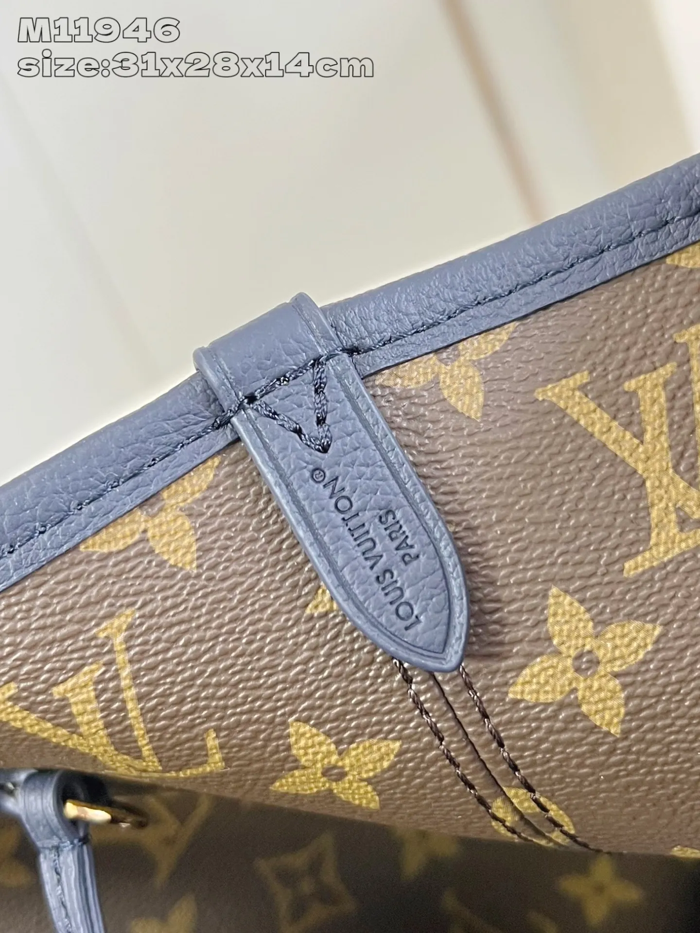 💰1020 (top layer leather) top original individual real shot M11946 dark blue】M14994 This iconic Neverfull MM handbag has been reinterpreted with a double-sided design this season, making it more flexible and versatile. One side of the handbag is made of the brand's classic Monogram canvas, and the other side is made of fine leather. It is equipped with an original-design detachable zipper storage bag that can properly store small items. The body of the bag is embellished with sleek golden metal parts to complete the look. 31 x 28 x 14 cm (length x height x width)