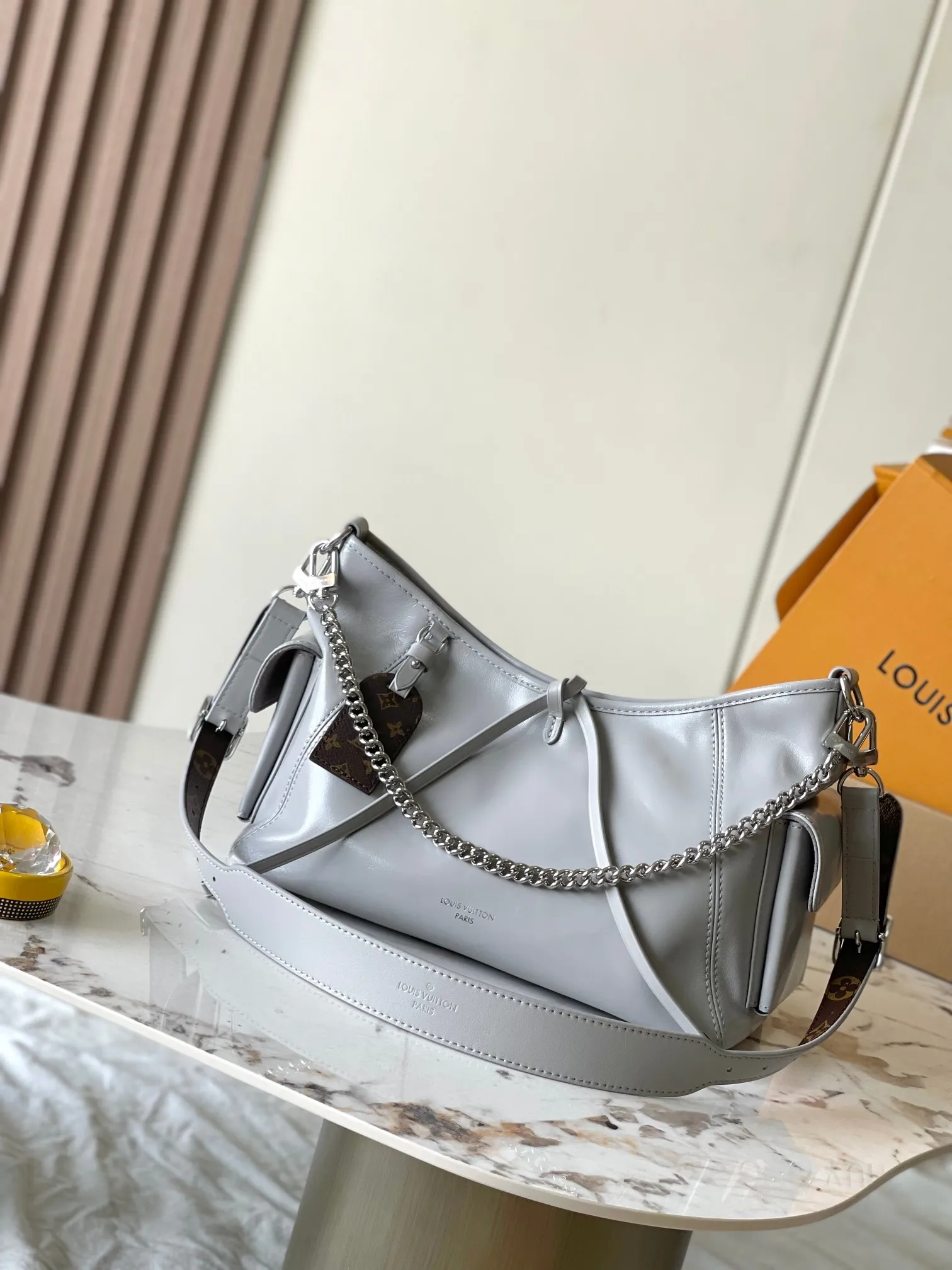 p2360 [Special grade transcoding chip MB original leather] CARRYALL CARGO small handbag Model: M12579 gray dynamic chip Material: A+ grade all-steel hardware, imported original sheepskin Packaging: full set of special grade duty-free MB packaging Size: 33.5x23x15cm