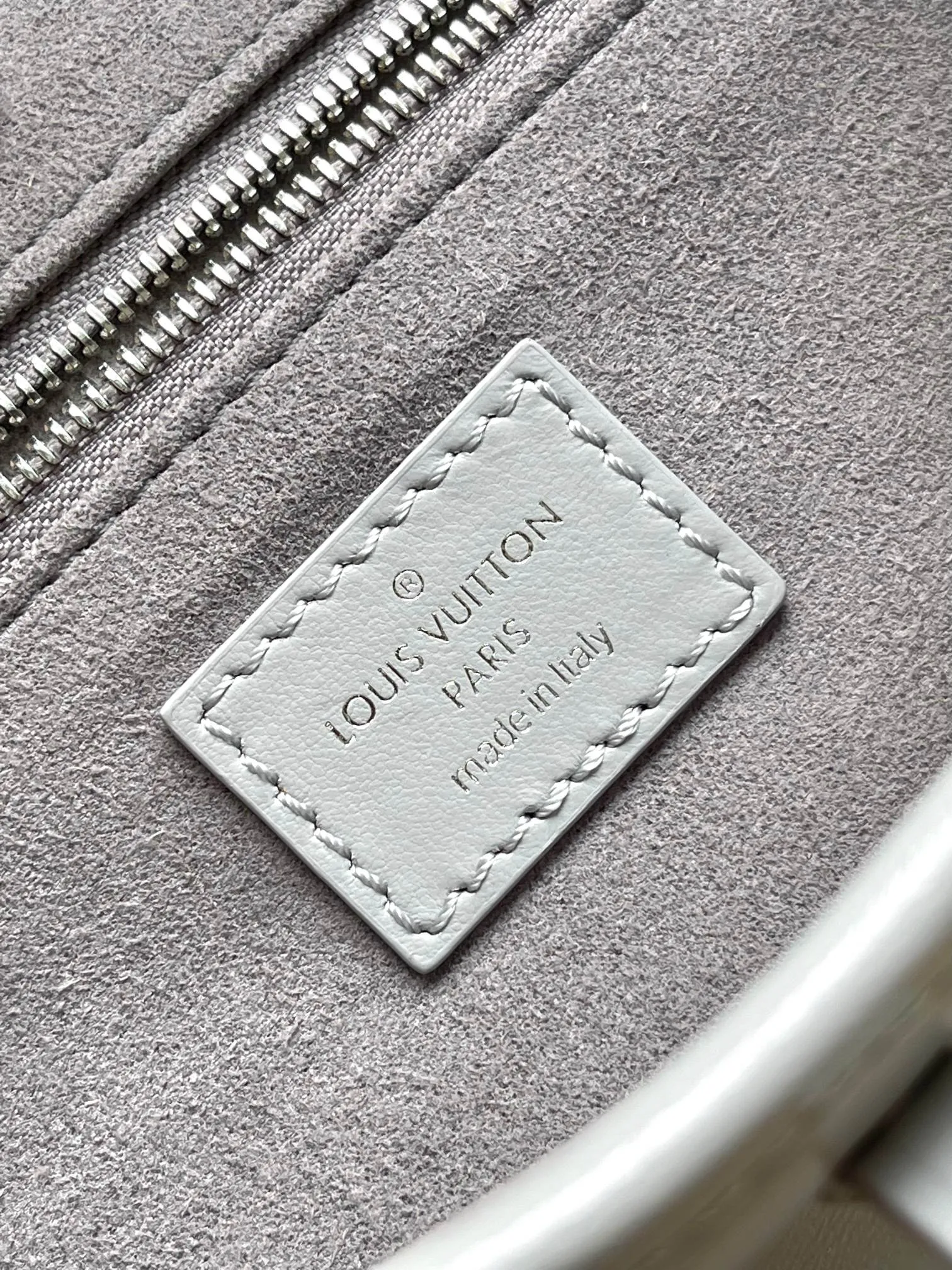 p2360 [Special grade transcoding chip MB original leather] CARRYALL CARGO small handbag Model: M12579 gray dynamic chip Material: A+ grade all-steel hardware, imported original sheepskin Packaging: full set of special grade duty-free MB packaging Size: 33.5x23x15cm