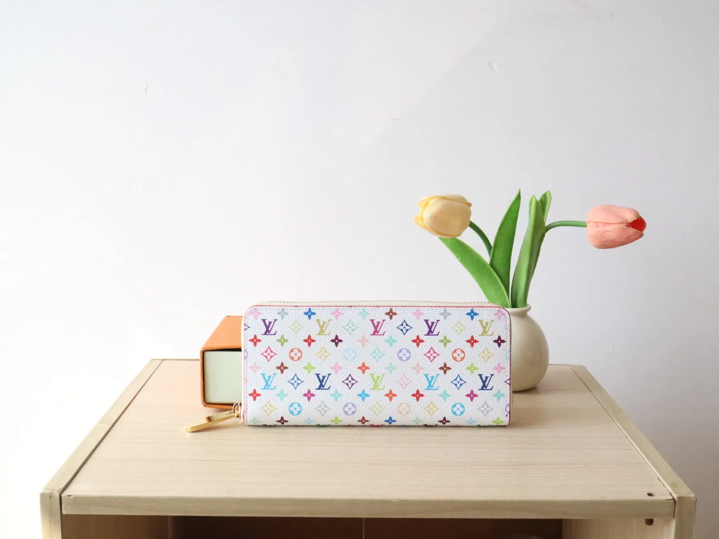 13408 Tri-Color Single Pull 🌟P94 Wallet Series Zippy Ld Zipper Wallet This Monogram print is interpreted in 33 colorful colors. In 2025, Takashi Murakami and LV jointly launched the white tri-color and black tri-color, which are popular all over the world and are loved by celebrities and celebrities. They are lively, childlike and friendly. This women's wallet is composed of a zipper bag and a detachable wallet. It has eight card slots, which can be loaded with cards and daily miscellaneous items at any time. The long clip is compact in size, but its storage capacity is not to be underestimated. It can be stored in any handbag! Size: 20*9*2cm.