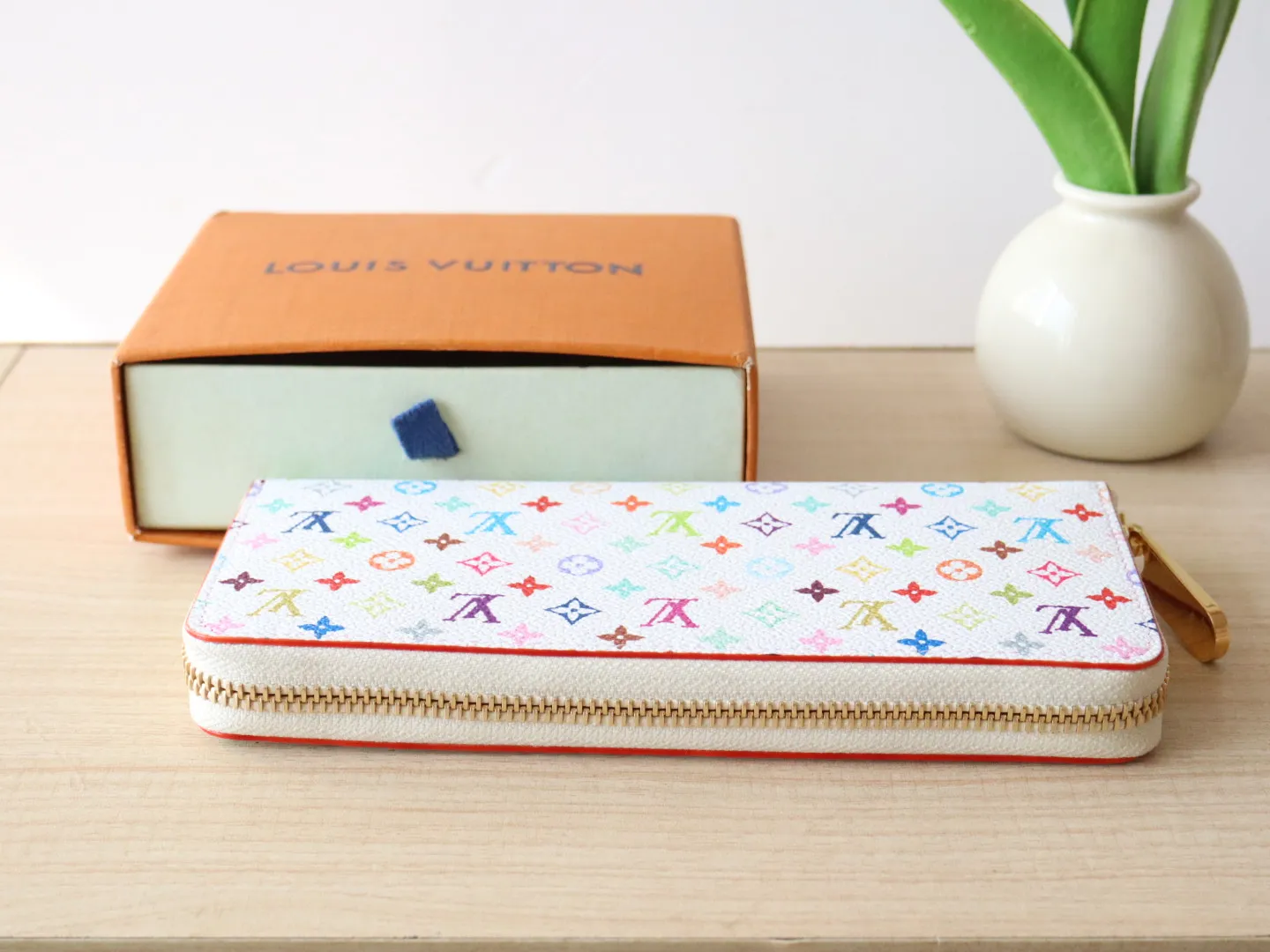 13408 Tri-Color Single Pull 🌟P94 Wallet Series Zippy Ld Zipper Wallet This Monogram print is interpreted in 33 colorful colors. In 2025, Takashi Murakami and LV jointly launched the white tri-color and black tri-color, which are popular all over the world and are loved by celebrities and celebrities. They are lively, childlike and friendly. This women's wallet is composed of a zipper bag and a detachable wallet. It has eight card slots, which can be loaded with cards and daily miscellaneous items at any time. The long clip is compact in size, but its storage capacity is not to be underestimated. It can be stored in any handbag! Size: 20*9*2cm.