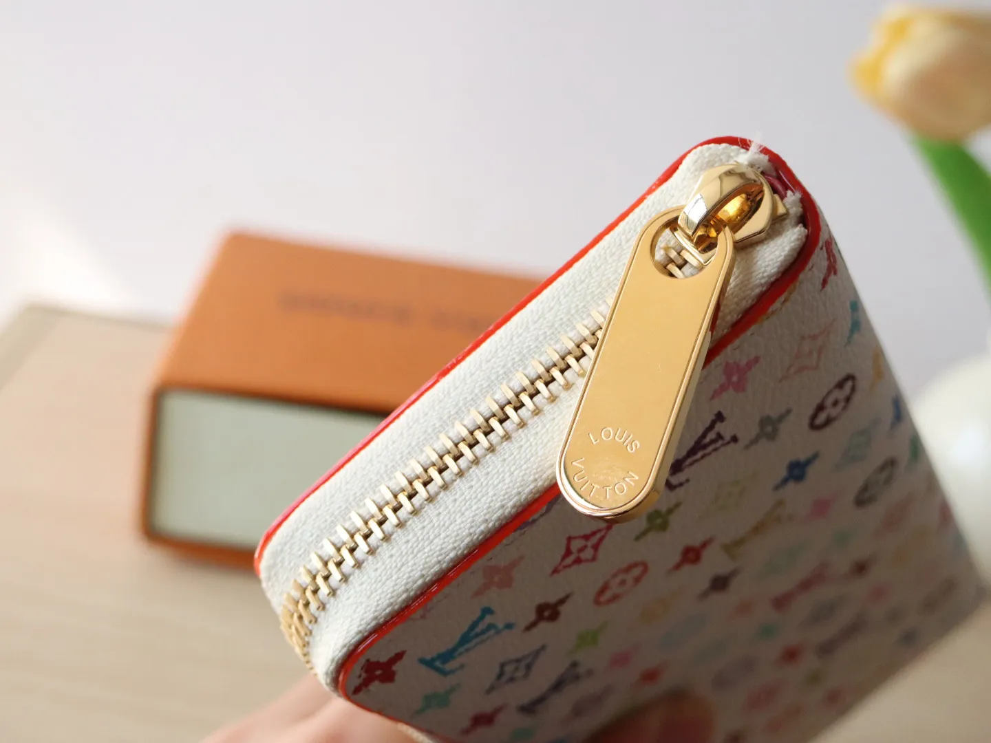 13408 Tri-Color Single Pull 🌟P94 Wallet Series Zippy Ld Zipper Wallet This Monogram print is interpreted in 33 colorful colors. In 2025, Takashi Murakami and LV jointly launched the white tri-color and black tri-color, which are popular all over the world and are loved by celebrities and celebrities. They are lively, childlike and friendly. This women's wallet is composed of a zipper bag and a detachable wallet. It has eight card slots, which can be loaded with cards and daily miscellaneous items at any time. The long clip is compact in size, but its storage capacity is not to be underestimated. It can be stored in any handbag! Size: 20*9*2cm.