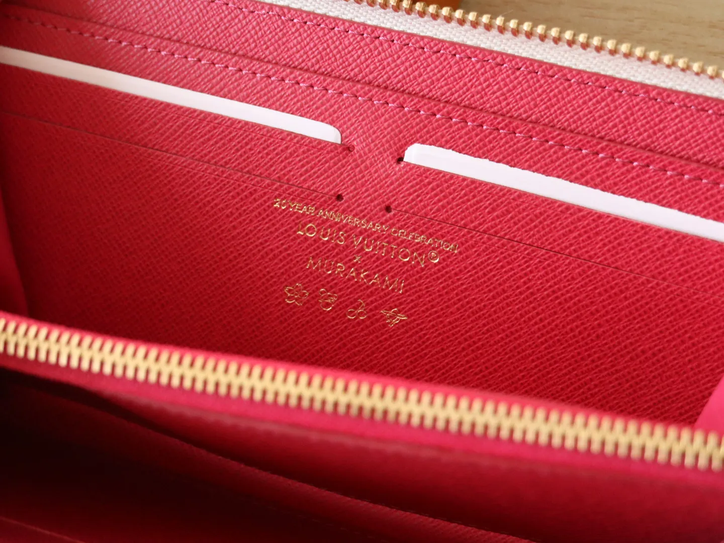 13408 Tri-Color Single Pull 🌟P94 Wallet Series Zippy Ld Zipper Wallet This Monogram print is interpreted in 33 colorful colors. In 2025, Takashi Murakami and LV jointly launched the white tri-color and black tri-color, which are popular all over the world and are loved by celebrities and celebrities. They are lively, childlike and friendly. This women's wallet is composed of a zipper bag and a detachable wallet. It has eight card slots, which can be loaded with cards and daily miscellaneous items at any time. The long clip is compact in size, but its storage capacity is not to be underestimated. It can be stored in any handbag! Size: 20*9*2cm.
