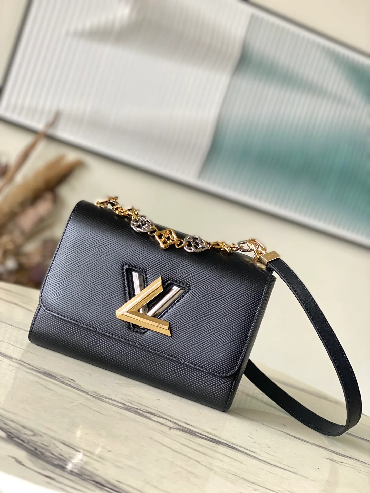 💰1160 (first-grain leather) top original order M22773 black water ripple Twist series TWIST medium handbag This Twist medium handbag exquisitely integrates the brand's iconic Monogram flower into the decorative chain, echoing the two-color lock, elegantly interpreting the Twisted Flowers theme of the season. One of the interior patch pockets has a removable mirror. Dimensions: 23 x 17 x 9.5 cm