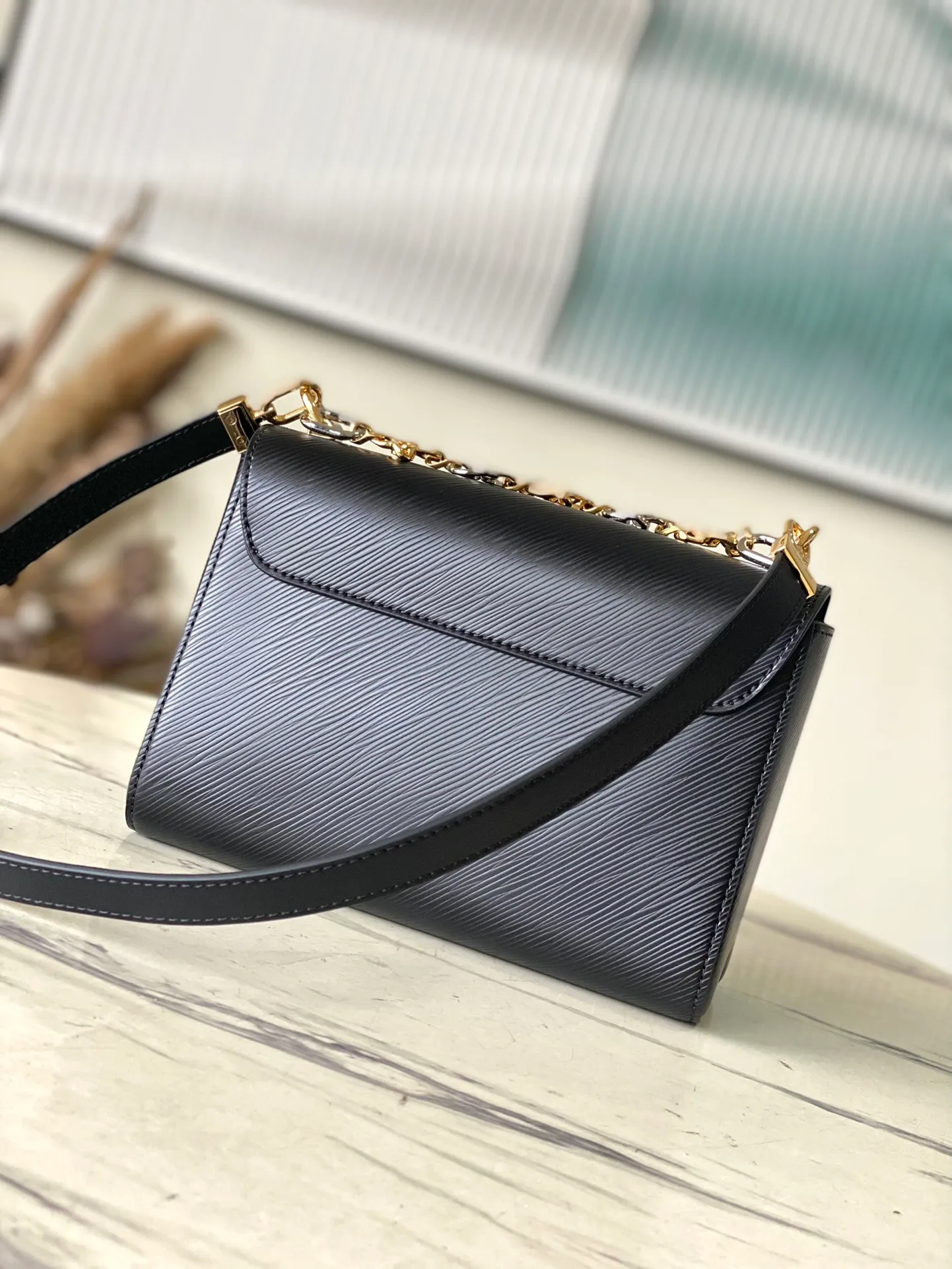 💰1160 (first-grain leather) top original order M22773 black water ripple Twist series TWIST medium handbag This Twist medium handbag exquisitely integrates the brand's iconic Monogram flower into the decorative chain, echoing the two-color lock, elegantly interpreting the Twisted Flowers theme of the season. One of the interior patch pockets has a removable mirror. Dimensions: 23 x 17 x 9.5 cm