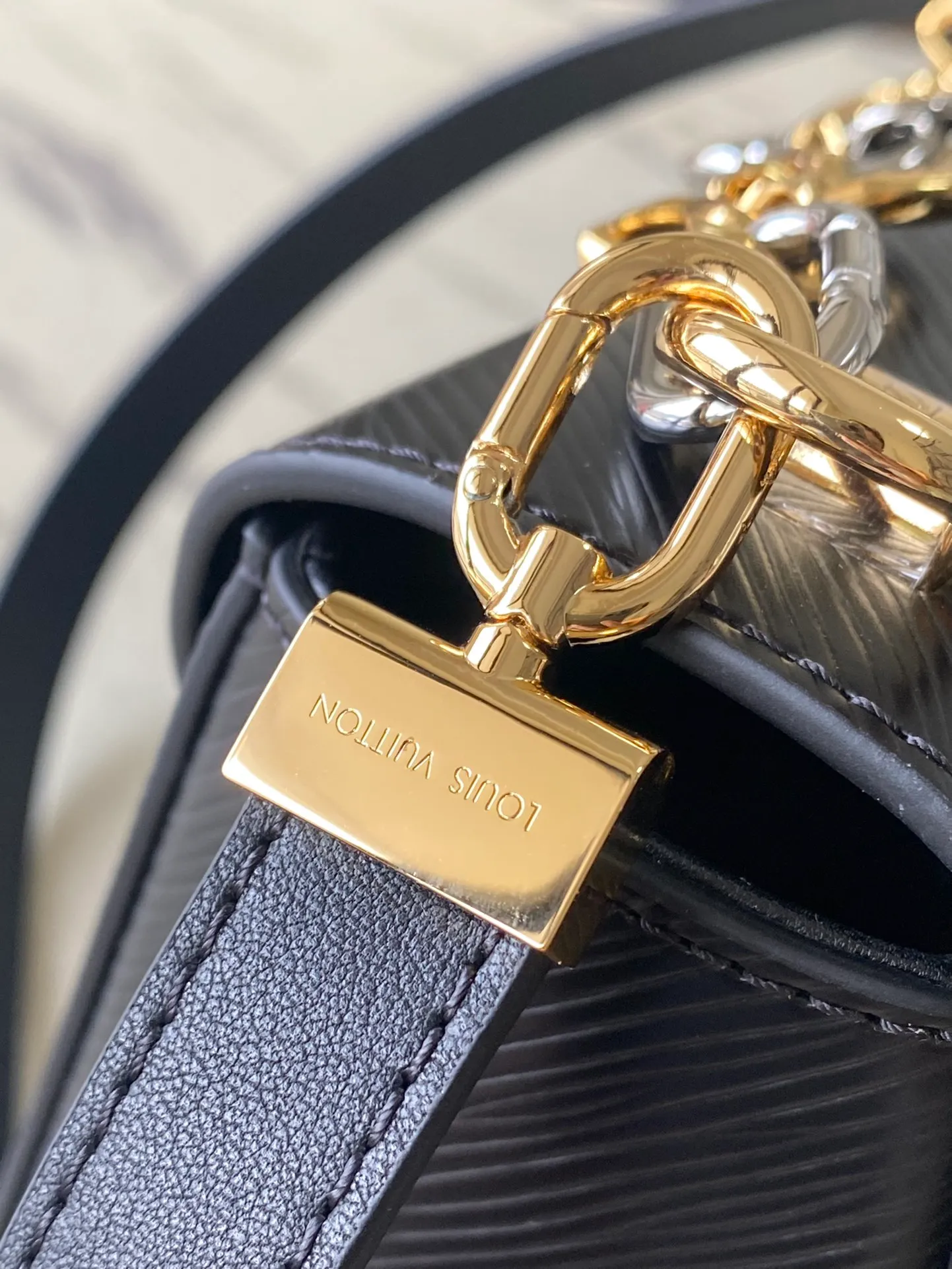 💰1160 (first-grain leather) top original order M22773 black water ripple Twist series TWIST medium handbag This Twist medium handbag exquisitely integrates the brand's iconic Monogram flower into the decorative chain, echoing the two-color lock, elegantly interpreting the Twisted Flowers theme of the season. One of the interior patch pockets has a removable mirror. Dimensions: 23 x 17 x 9.5 cm