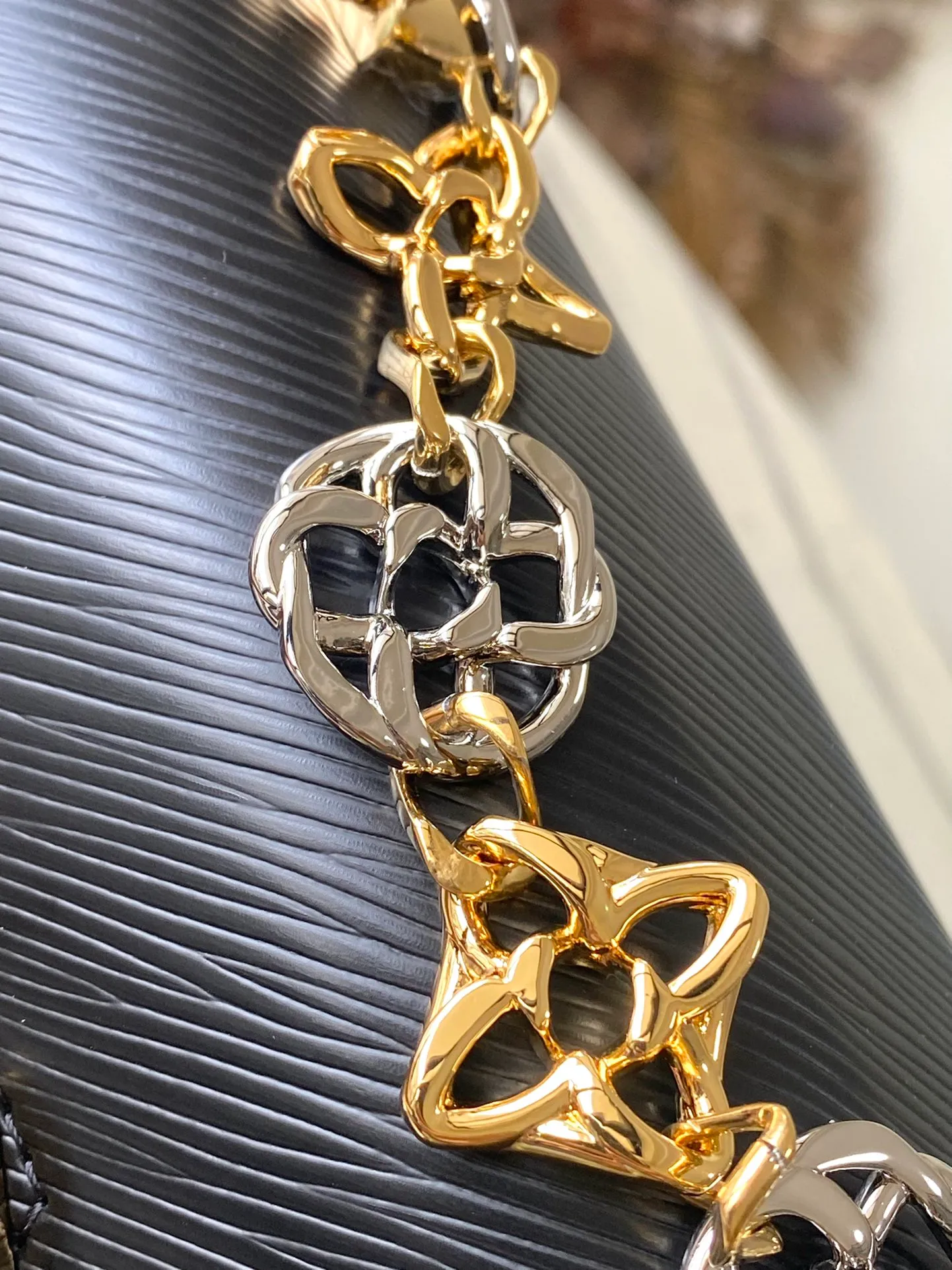 💰1160 (first-grain leather) top original order M22773 black water ripple Twist series TWIST medium handbag This Twist medium handbag exquisitely integrates the brand's iconic Monogram flower into the decorative chain, echoing the two-color lock, elegantly interpreting the Twisted Flowers theme of the season. One of the interior patch pockets has a removable mirror. Dimensions: 23 x 17 x 9.5 cm