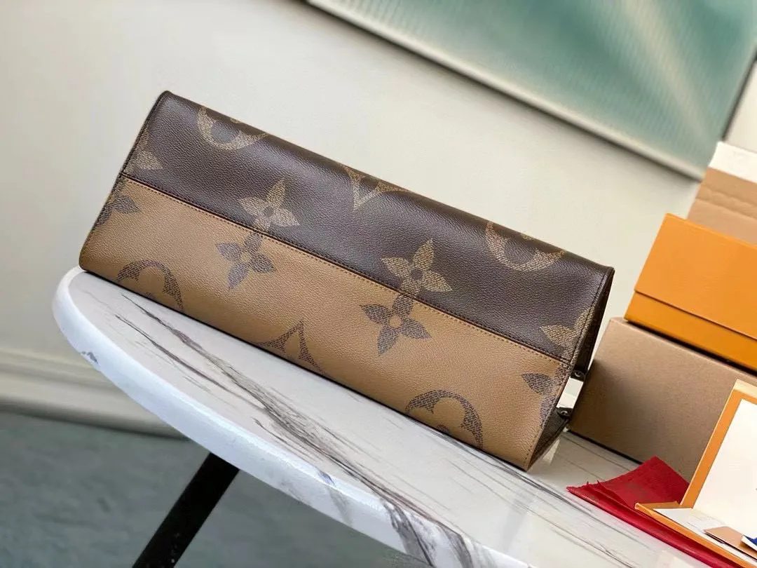 💰800 (Flower Shoulder Strap) Top Original M44576 Presbyopia Long Shoulder Strap Onthego handbag is eye-catching and charming against the backdrop of Monogram Giant canvas. The sides and handles are decorated with Monogram Reverse patterns. You can see the changes in color and texture in similar fashions. The large size has plenty of room inside, and with the shoulder strap and Toron handle, you can go about your daily life as you please. Dimensions: 41 x 34 x 19 cm