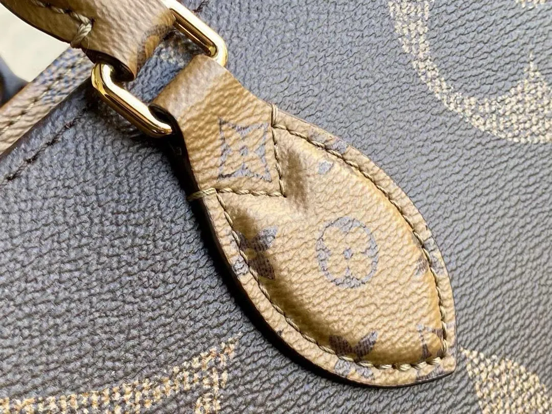💰800 (Flower Shoulder Strap) Top Original M44576 Presbyopia Long Shoulder Strap Onthego handbag is eye-catching and charming against the backdrop of Monogram Giant canvas. The sides and handles are decorated with Monogram Reverse patterns. You can see the changes in color and texture in similar fashions. The large size has plenty of room inside, and with the shoulder strap and Toron handle, you can go about your daily life as you please. Dimensions: 41 x 34 x 19 cm