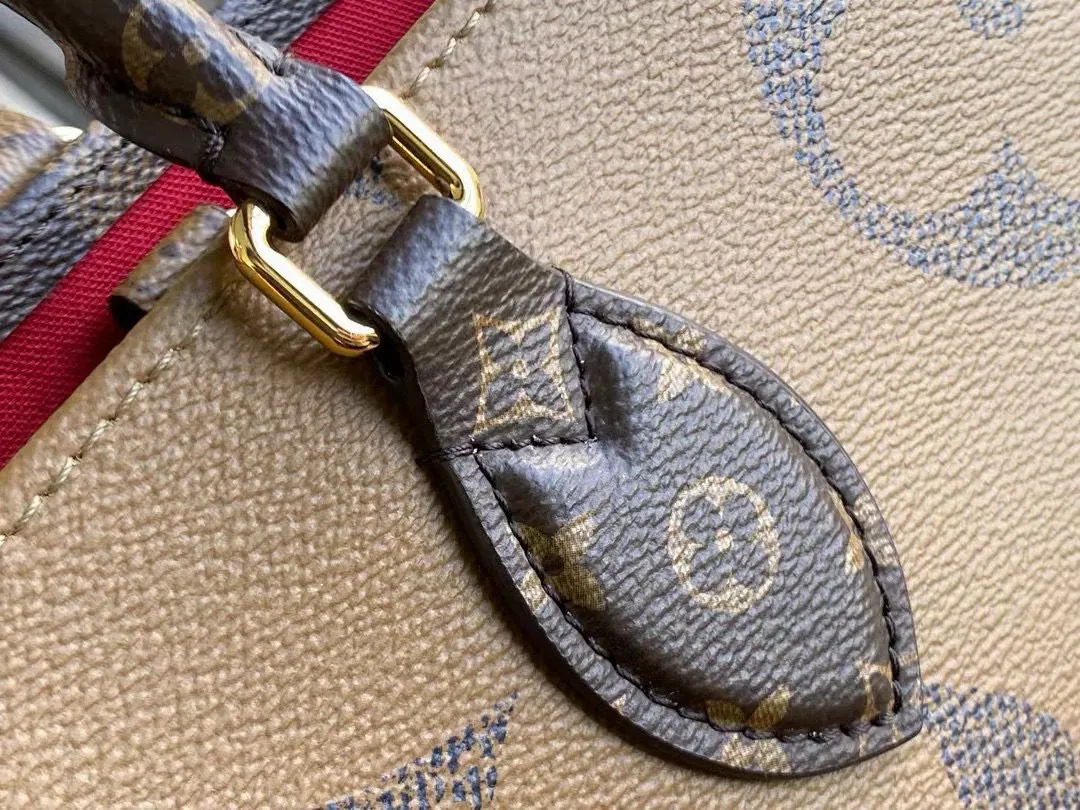 💰800 (Flower Shoulder Strap) Top Original M44576 Presbyopia Long Shoulder Strap Onthego handbag is eye-catching and charming against the backdrop of Monogram Giant canvas. The sides and handles are decorated with Monogram Reverse patterns. You can see the changes in color and texture in similar fashions. The large size has plenty of room inside, and with the shoulder strap and Toron handle, you can go about your daily life as you please. Dimensions: 41 x 34 x 19 cm