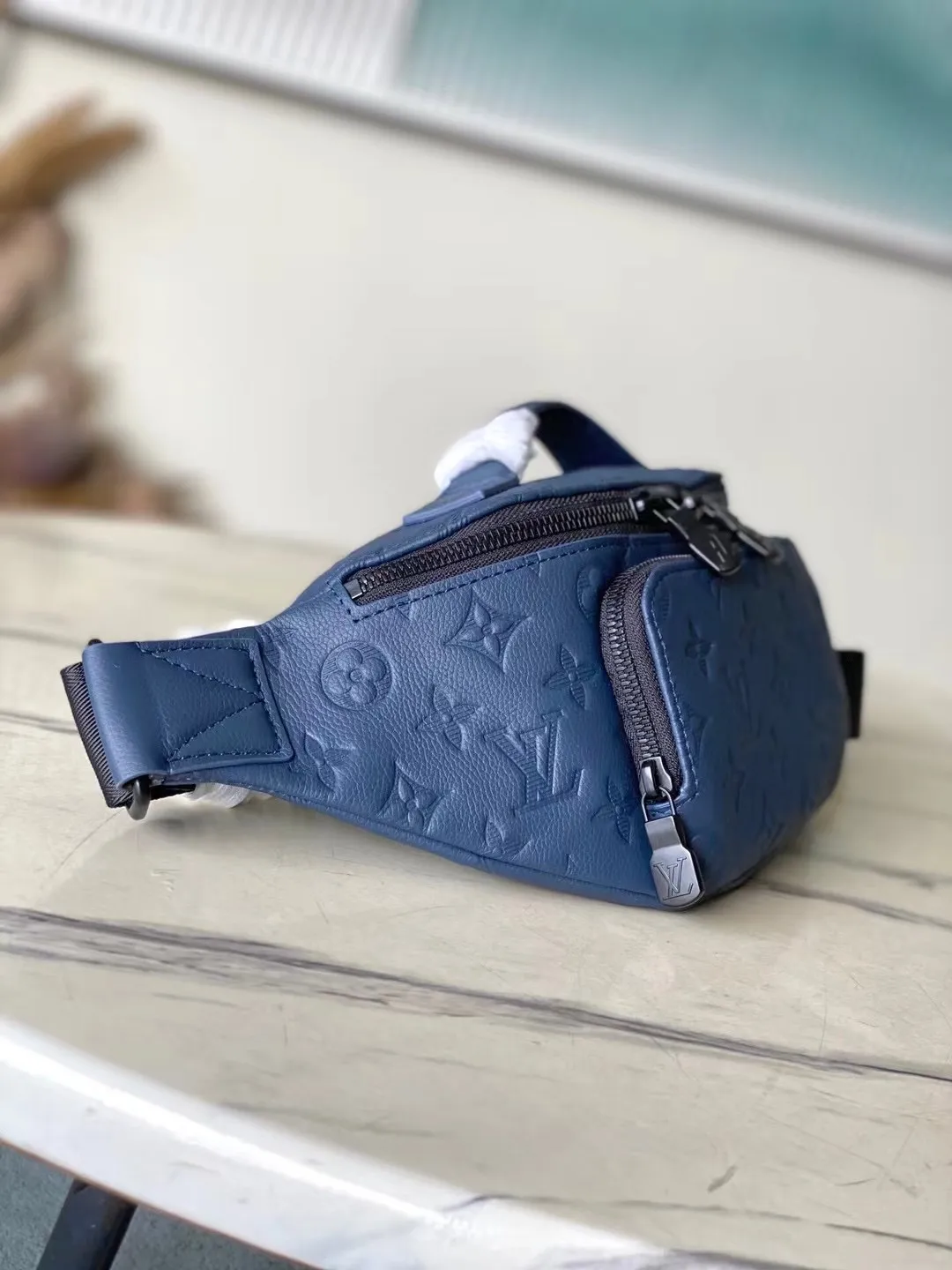 💰1100 (top-grain leather) top original order M25227 This Rush waist bag is made of Monogram Shadow cow leather and has a close-fitting shape. Its zippered front pocket allows easy access to mobile phones, keys and cards. The adjustable strap fastens with a sliding hook, making it easy to wear around the waist, on the shoulder or across the body, and the leather handles add handheld options and a sporty look. Dimensions: 30 × 15 × 8 cm