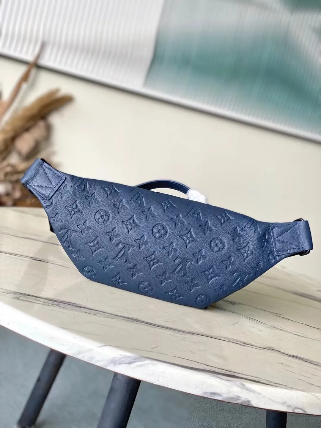 💰1100 (top-grain leather) top original order M25227 This Rush waist bag is made of Monogram Shadow cow leather and has a close-fitting shape. Its zippered front pocket allows easy access to mobile phones, keys and cards. The adjustable strap fastens with a sliding hook, making it easy to wear around the waist, on the shoulder or across the body, and the leather handles add handheld options and a sporty look. Dimensions: 30 × 15 × 8 cm