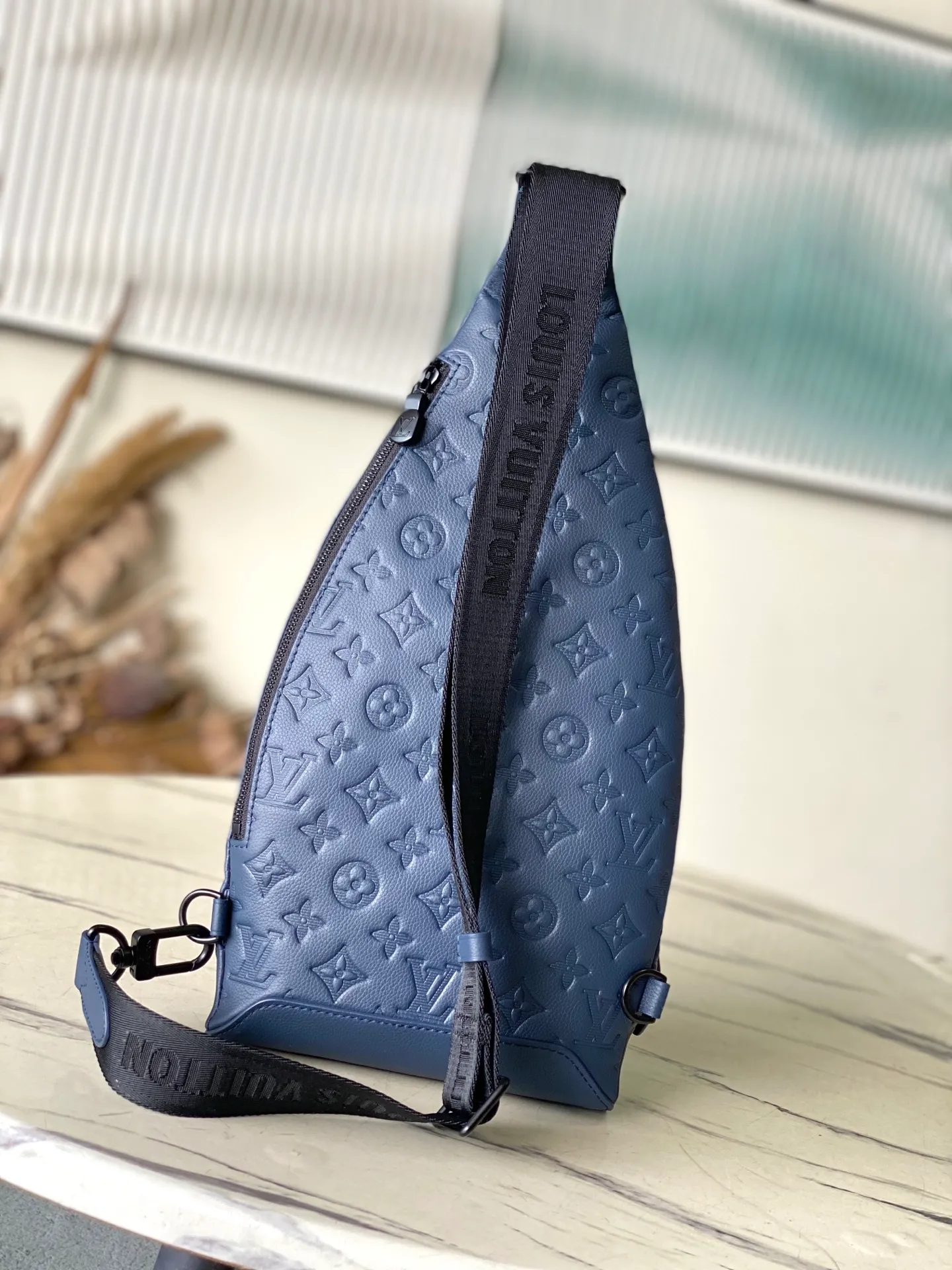 💰1100 (top layer leather) top original M24467 dark blue Monogram Shadow Jm embossed calfskin brings masculine sophistication to the unique Duo Slingbag. The bag's unusual shape and removable round pouch with zipper make it instantly recognizable. It has a zippered pocket on the side. The adjustable shoulder strap can be worn on the right or left side. Dimensions: 20 x 42 x 6 cm