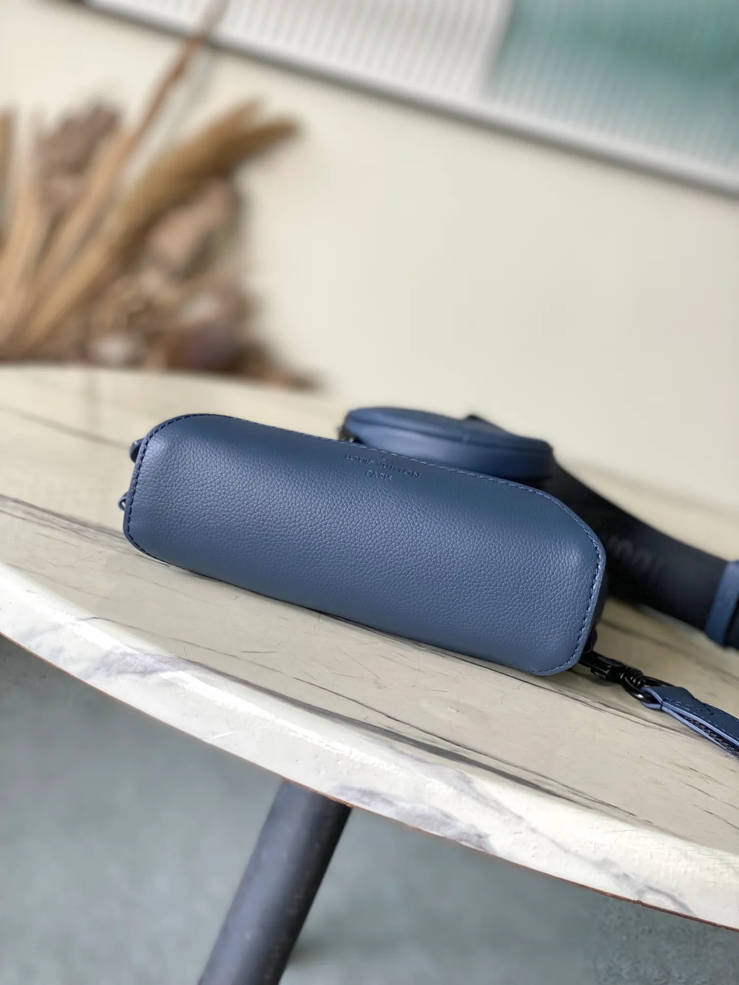 💰1100 (top layer leather) top original M24467 dark blue Monogram Shadow Jm embossed calfskin brings masculine sophistication to the unique Duo Slingbag. The bag's unusual shape and removable round pouch with zipper make it instantly recognizable. It has a zippered pocket on the side. The adjustable shoulder strap can be worn on the right or left side. Dimensions: 20 x 42 x 6 cm