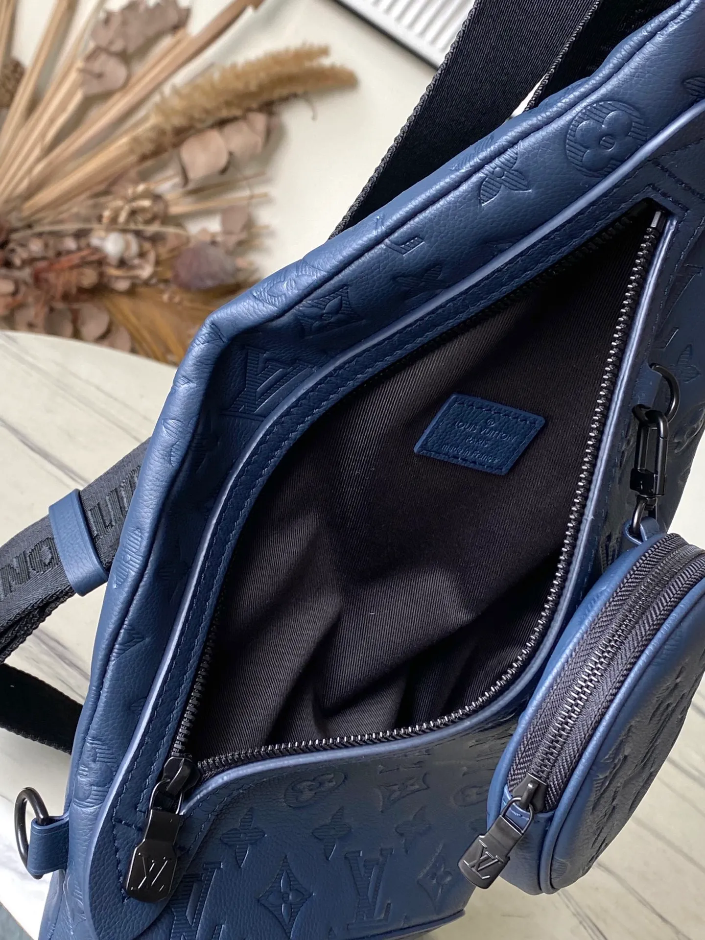 💰1100 (top layer leather) top original M24467 dark blue Monogram Shadow Jm embossed calfskin brings masculine sophistication to the unique Duo Slingbag. The bag's unusual shape and removable round pouch with zipper make it instantly recognizable. It has a zippered pocket on the side. The adjustable shoulder strap can be worn on the right or left side. Dimensions: 20 x 42 x 6 cm