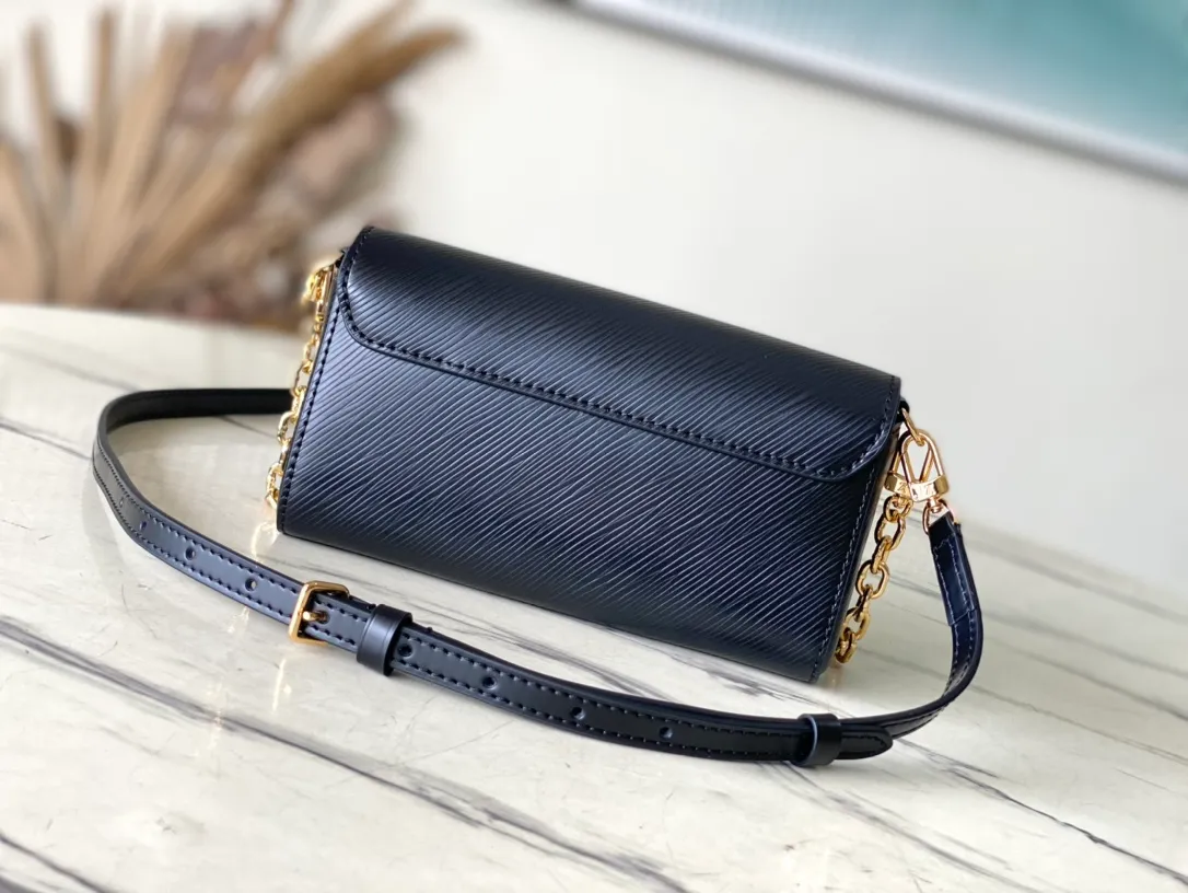 💰1160 (first-grain leather) top original order M83077 black water ripple twist series M83593 New Twist West pouch Handbag This grained Epi leather Twist West pouch is suitable for all occasions, allowing you to carry your essentials elegantly. She revisits the iconic Twist bag with a slim rectangular silhouette, accented by an adjustable shoulder strap and chain, both of which are removable. Its flaps close thanks to the collection's characteristic Twist buckle. 19 x 10.5 x 6.5 cm