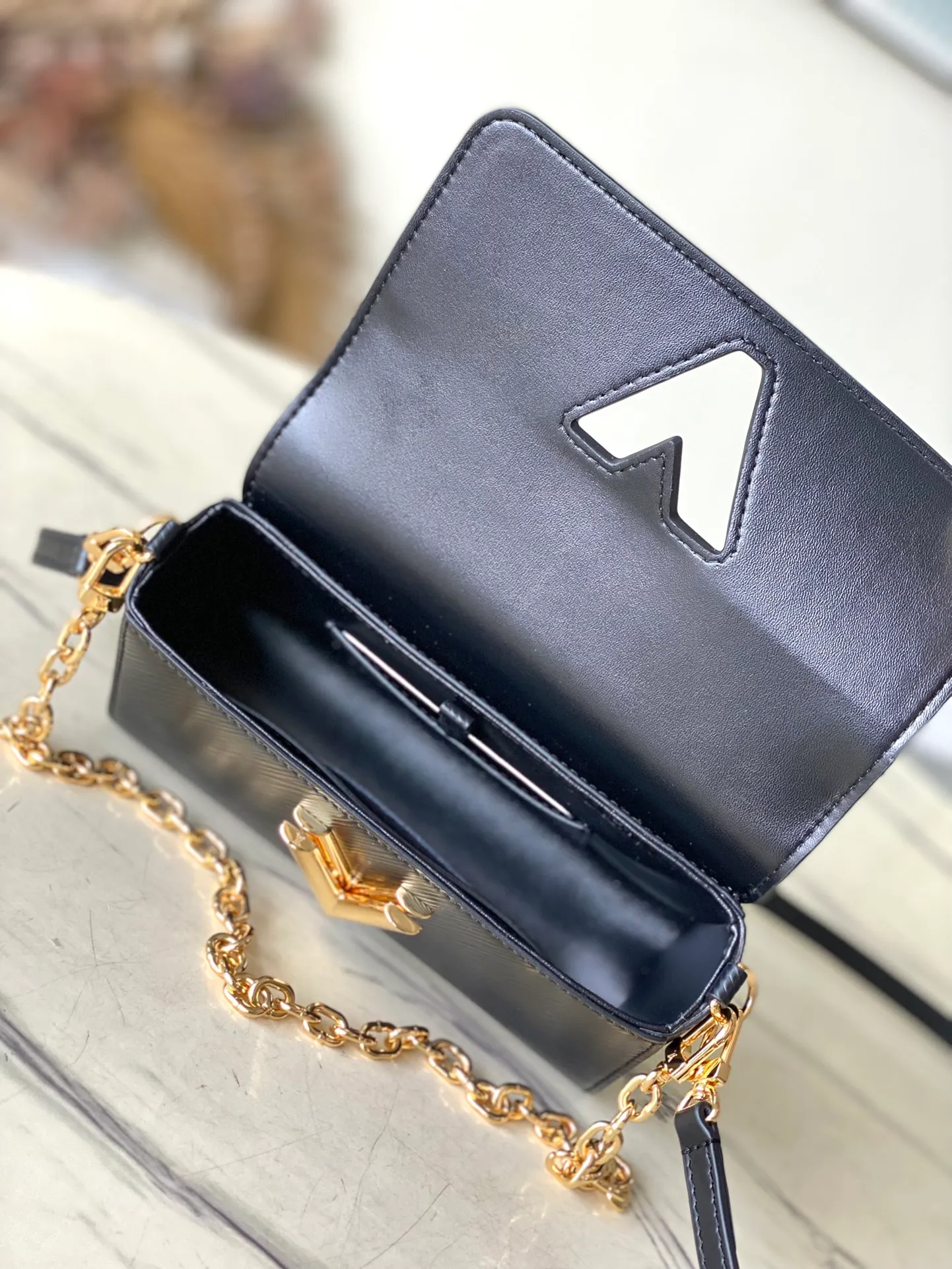 💰1160 (first-grain leather) top original order M83077 black water ripple twist series M83593 New Twist West pouch Handbag This grained Epi leather Twist West pouch is suitable for all occasions, allowing you to carry your essentials elegantly. She revisits the iconic Twist bag with a slim rectangular silhouette, accented by an adjustable shoulder strap and chain, both of which are removable. Its flaps close thanks to the collection's characteristic Twist buckle. 19 x 10.5 x 6.5 cm