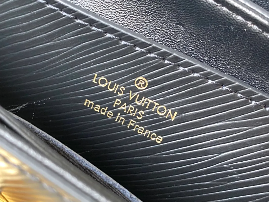 💰1160 (first-grain leather) top original order M83077 black water ripple twist series M83593 New Twist West pouch Handbag This grained Epi leather Twist West pouch is suitable for all occasions, allowing you to carry your essentials elegantly. She revisits the iconic Twist bag with a slim rectangular silhouette, accented by an adjustable shoulder strap and chain, both of which are removable. Its flaps close thanks to the collection's characteristic Twist buckle. 19 x 10.5 x 6.5 cm