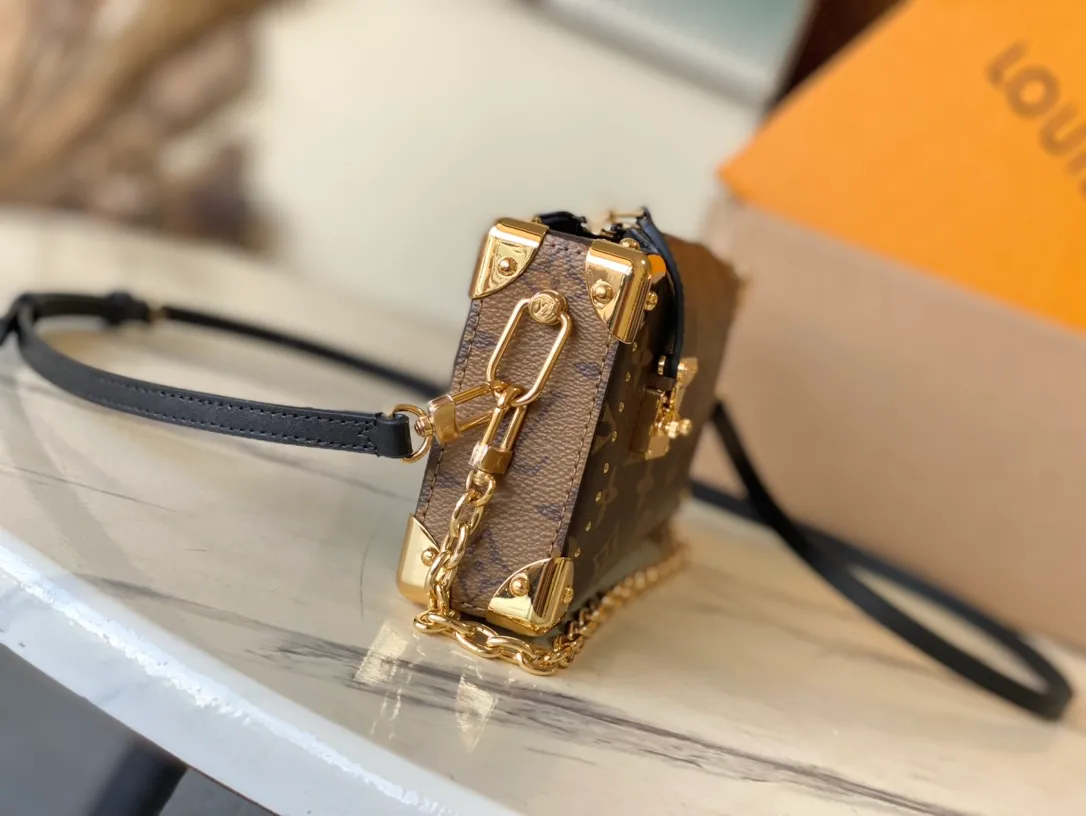 💰1040 (steel hardware) top original M13147 SlimTrunk handbag made an elegant appearance at the 2025 Cruise early spring show, adding a new member to the classic Trunk handbag series. Monogram canvas, Monogram Reverse canvas and smooth calfskin trim are cleverly blended to highlight Nicolas Ghesquiere’s signature brushwork, while the S-lock buckle and metal rivets pay tribute to the long tradition of the Trunk series. Dimensions: 23 × 12 × 4cm