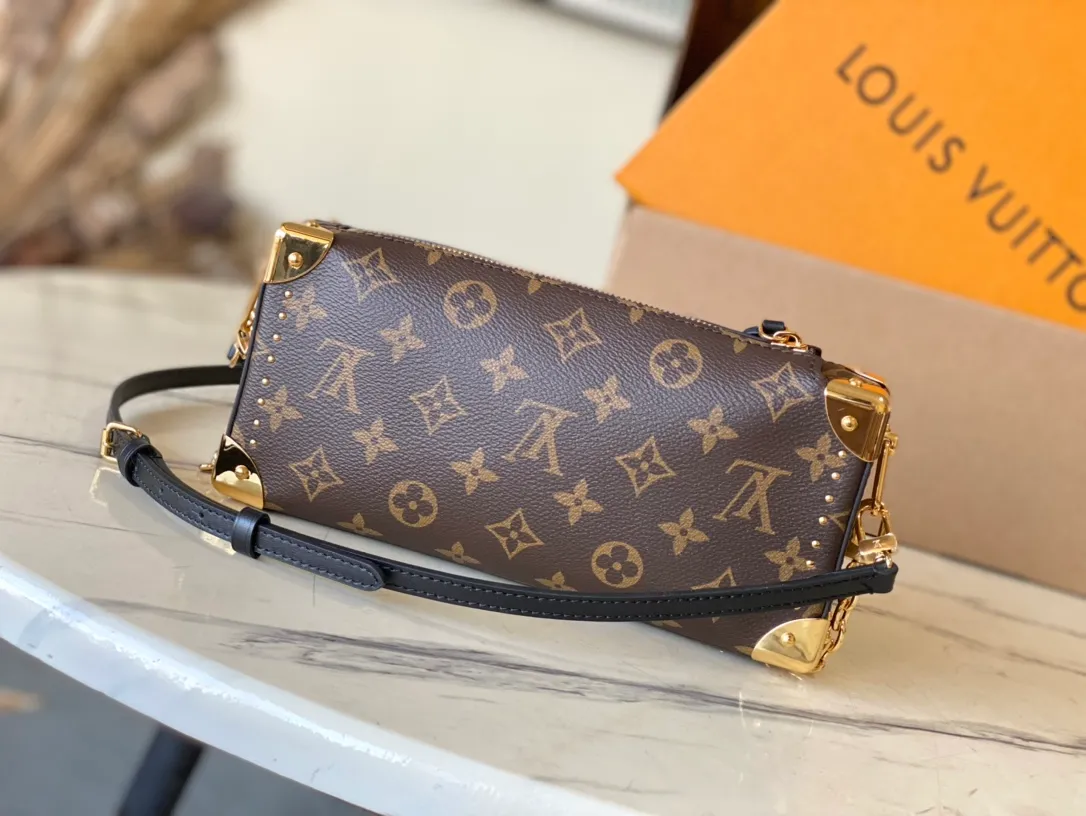 💰1040 (steel hardware) top original M13147 SlimTrunk handbag made an elegant appearance at the 2025 Cruise early spring show, adding a new member to the classic Trunk handbag series. Monogram canvas, Monogram Reverse canvas and smooth calfskin trim are cleverly blended to highlight Nicolas Ghesquiere’s signature brushwork, while the S-lock buckle and metal rivets pay tribute to the long tradition of the Trunk series. Dimensions: 23 × 12 × 4cm