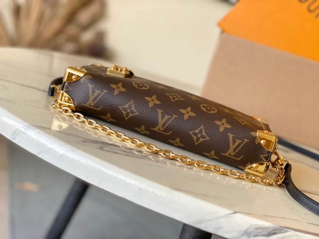 💰1040 (steel hardware) top original M13147 SlimTrunk handbag made an elegant appearance at the 2025 Cruise early spring show, adding a new member to the classic Trunk handbag series. Monogram canvas, Monogram Reverse canvas and smooth calfskin trim are cleverly blended to highlight Nicolas Ghesquiere’s signature brushwork, while the S-lock buckle and metal rivets pay tribute to the long tradition of the Trunk series. Dimensions: 23 × 12 × 4cm