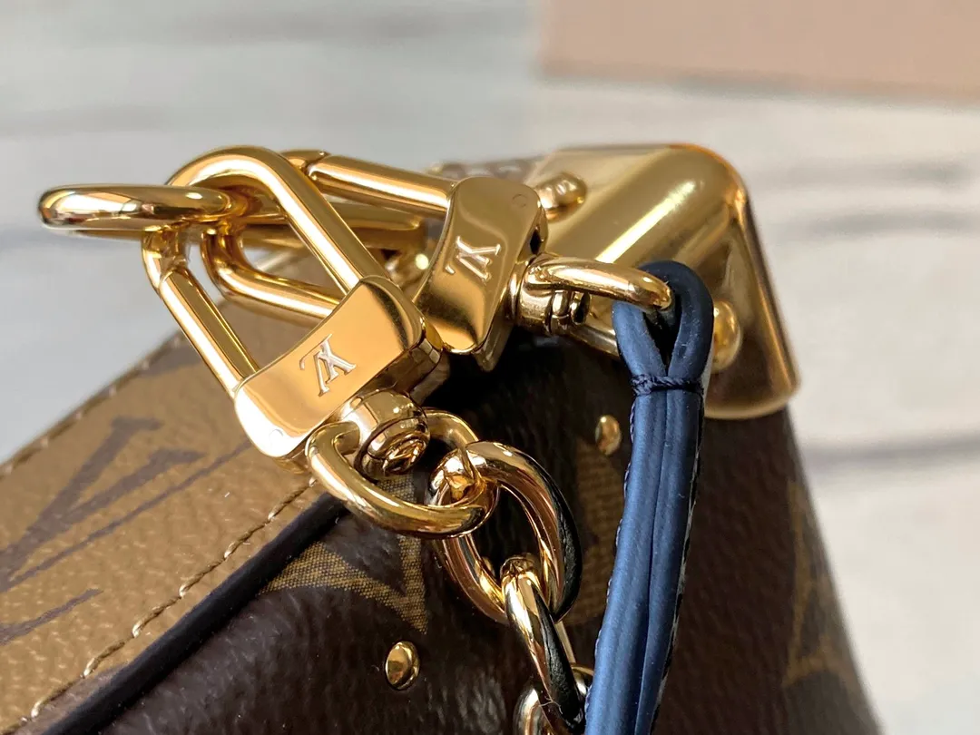 💰1040 (steel hardware) top original M13147 SlimTrunk handbag made an elegant appearance at the 2025 Cruise early spring show, adding a new member to the classic Trunk handbag series. Monogram canvas, Monogram Reverse canvas and smooth calfskin trim are cleverly blended to highlight Nicolas Ghesquiere’s signature brushwork, while the S-lock buckle and metal rivets pay tribute to the long tradition of the Trunk series. Dimensions: 23 × 12 × 4cm