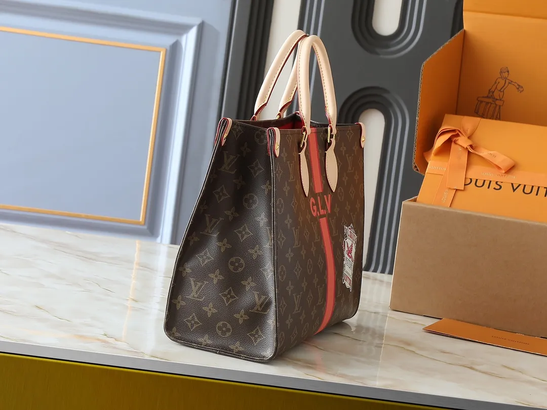 💰260💰Upgraded from the original P3716 P3720 P3764 M45039 M45571 This OnTheGo medium handbag is made of Monogram canvas to achieve a "two-in-one" design. Customized elements from the Mon Monogram series can be added at will to interpret exclusive fashion with individuality and ingenuity. The Toron handle and shoulder strap allow for a variety of carrying options, making it ideal for business or shopping. Dimensions: 35.0 x 27.0 x 14.0 cm (length x height x width)