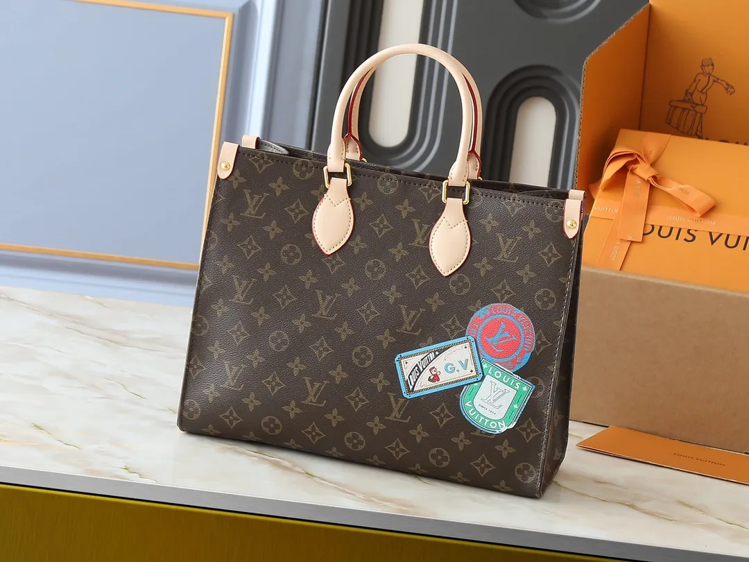 💰260💰Upgraded from the original P3716 P3720 P3764 M45039 M45571 This OnTheGo medium handbag is made of Monogram canvas to achieve a "two-in-one" design. Customized elements from the Mon Monogram series can be added at will to interpret exclusive fashion with individuality and ingenuity. The Toron handle and shoulder strap allow for a variety of carrying options, making it ideal for business or shopping. Dimensions: 35.0 x 27.0 x 14.0 cm (length x height x width)