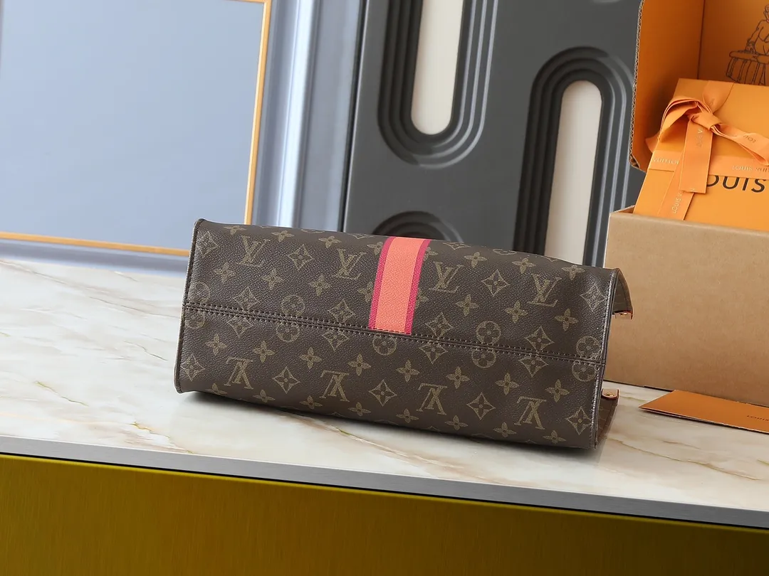 💰260💰Upgraded from the original P3716 P3720 P3764 M45039 M45571 This OnTheGo medium handbag is made of Monogram canvas to achieve a "two-in-one" design. Customized elements from the Mon Monogram series can be added at will to interpret exclusive fashion with individuality and ingenuity. The Toron handle and shoulder strap allow for a variety of carrying options, making it ideal for business or shopping. Dimensions: 35.0 x 27.0 x 14.0 cm (length x height x width)