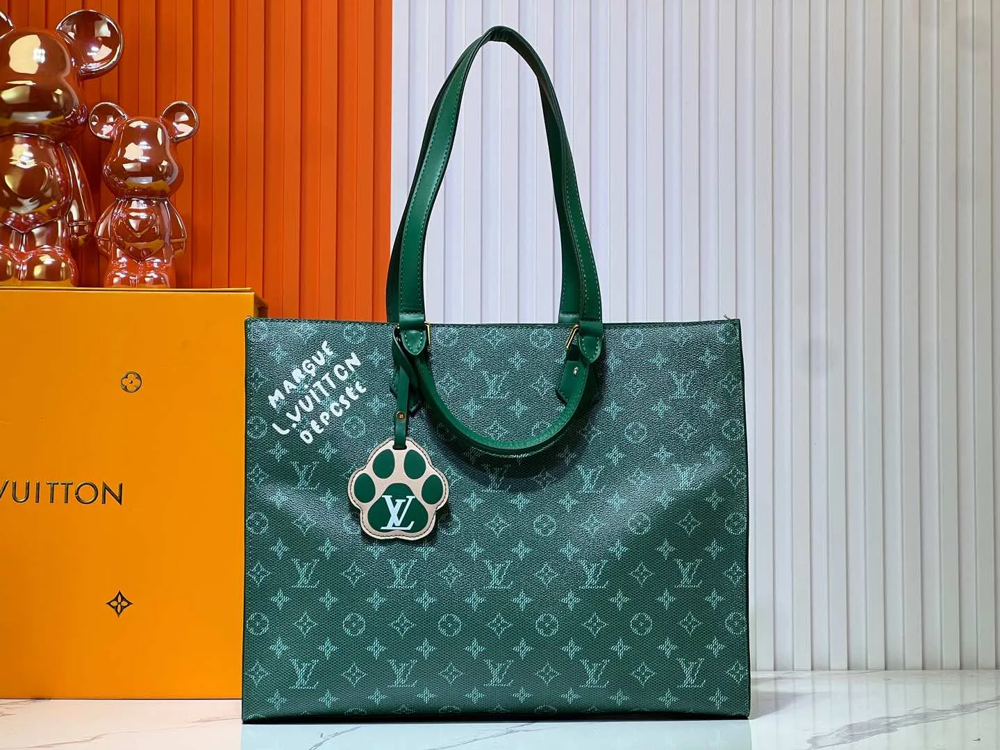 Batch 320💰M12683 This Sac Plat 24H handbag is made of bright Monogram Heritage canvas, and the Marque L Vuitton Deposee logo of the original Damier canvas is transplanted here. The LV Yumu embossed Kamura bag is decorated in the shape of a dog's paw, and the long and short handles allow for shoulder or hand carry options. Size: 41x33x14cm